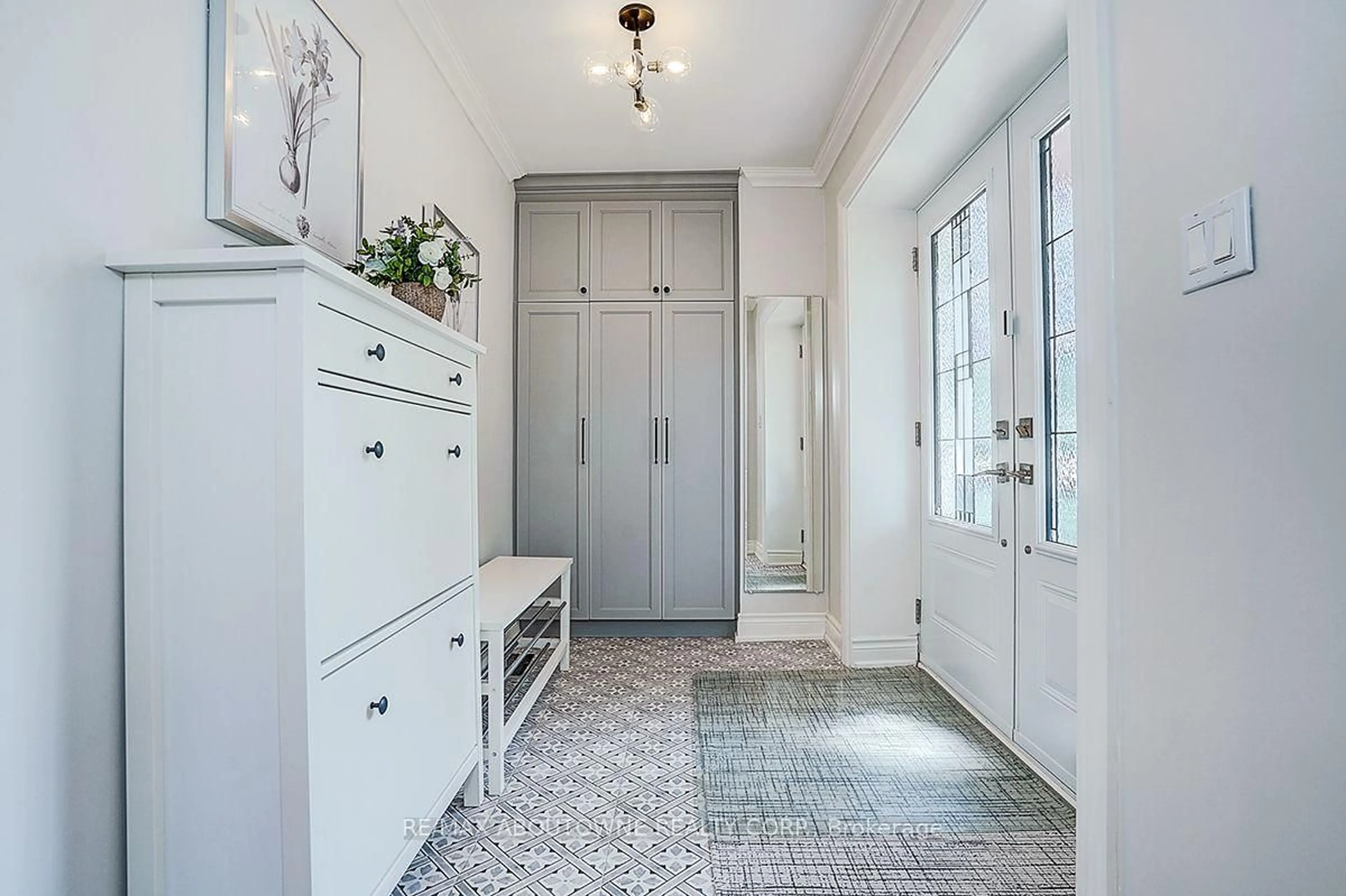 Indoor entryway for 99 Brahms Ave, Toronto Ontario M2H 1H5