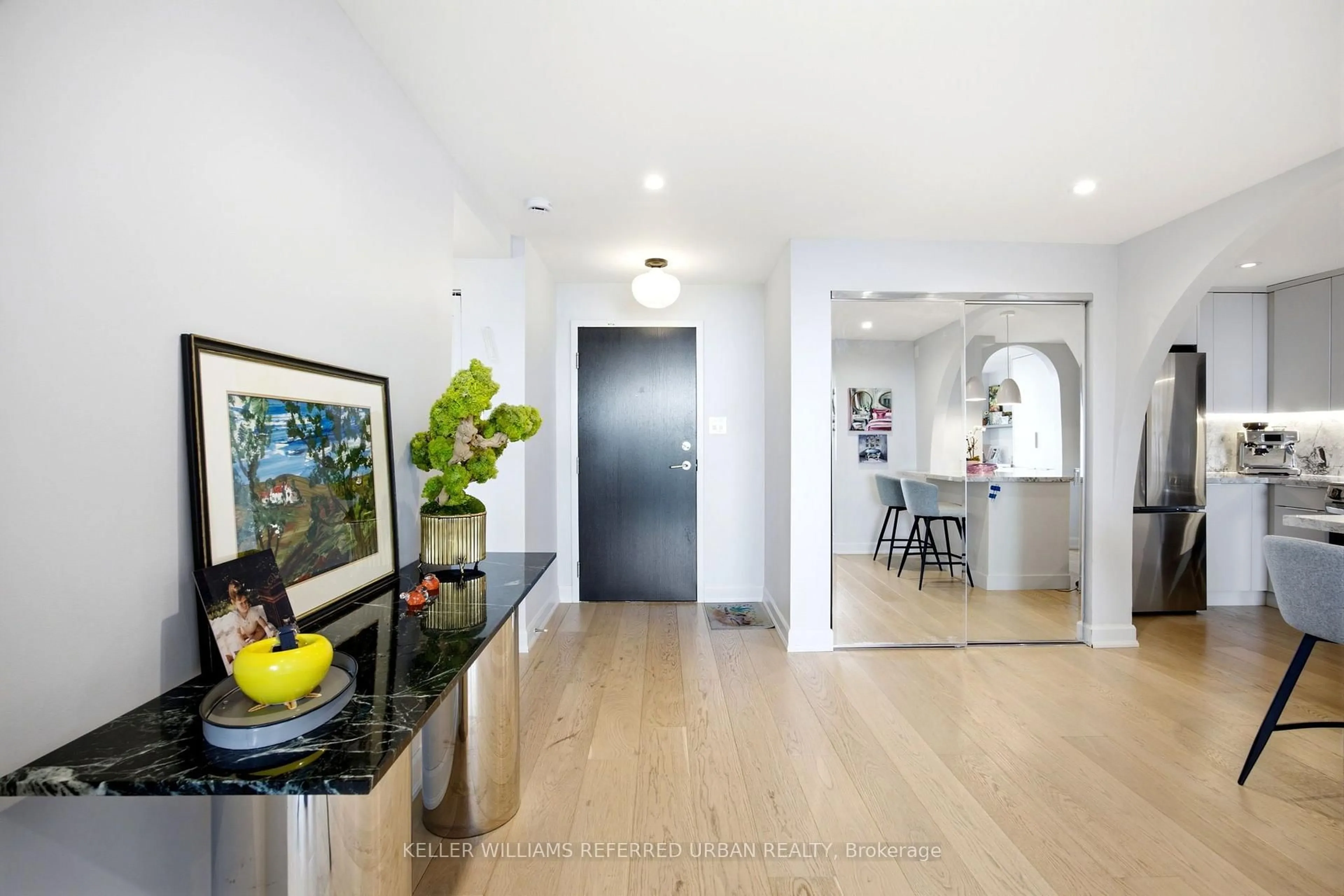 Indoor foyer for 3000 Bathurst St #1501, Toronto Ontario M6B 3B4