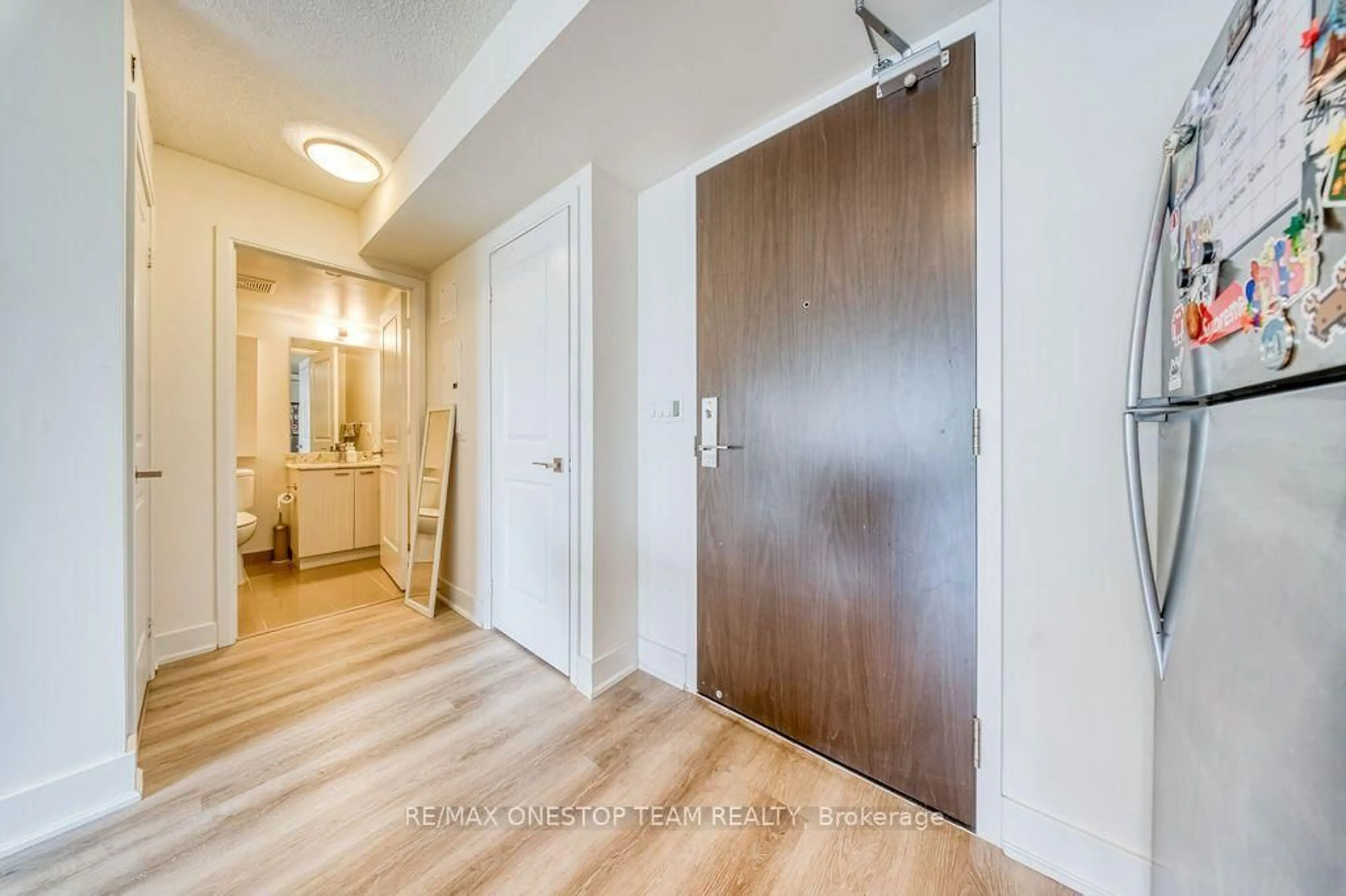 Indoor entryway for 88 Sheppard Ave #811, Toronto Ontario M2N 6Y2