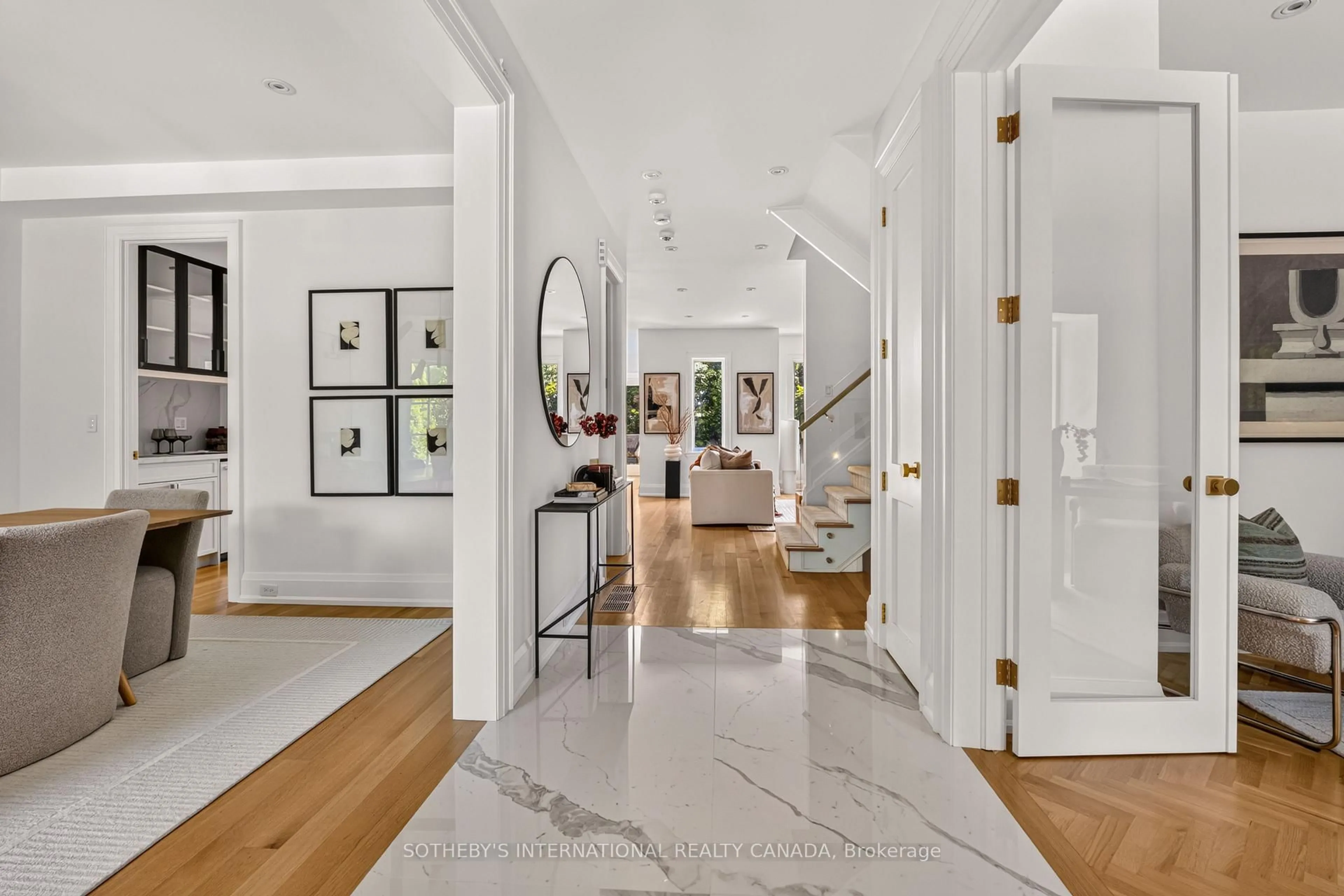 Indoor entryway for 60 St Andrews Gdns, Toronto Ontario M4W 2E1