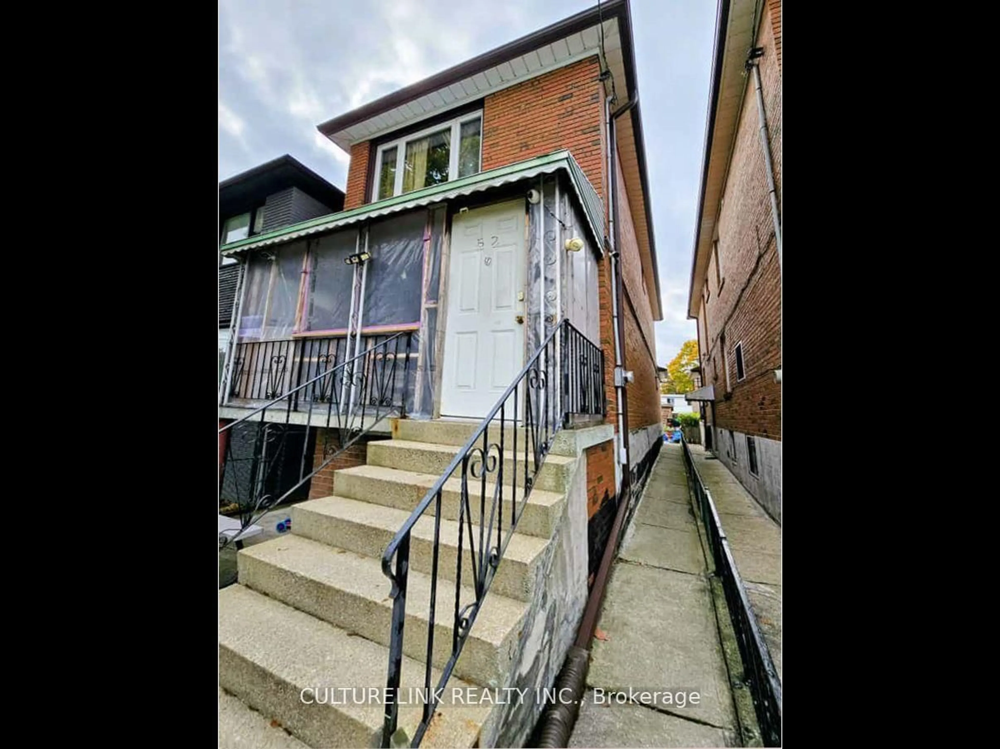 A pic from outside/outdoor area/front of a property/back of a property/a pic from drone, building for 52 Palmerston Ave, Toronto Ontario M6J 2J1