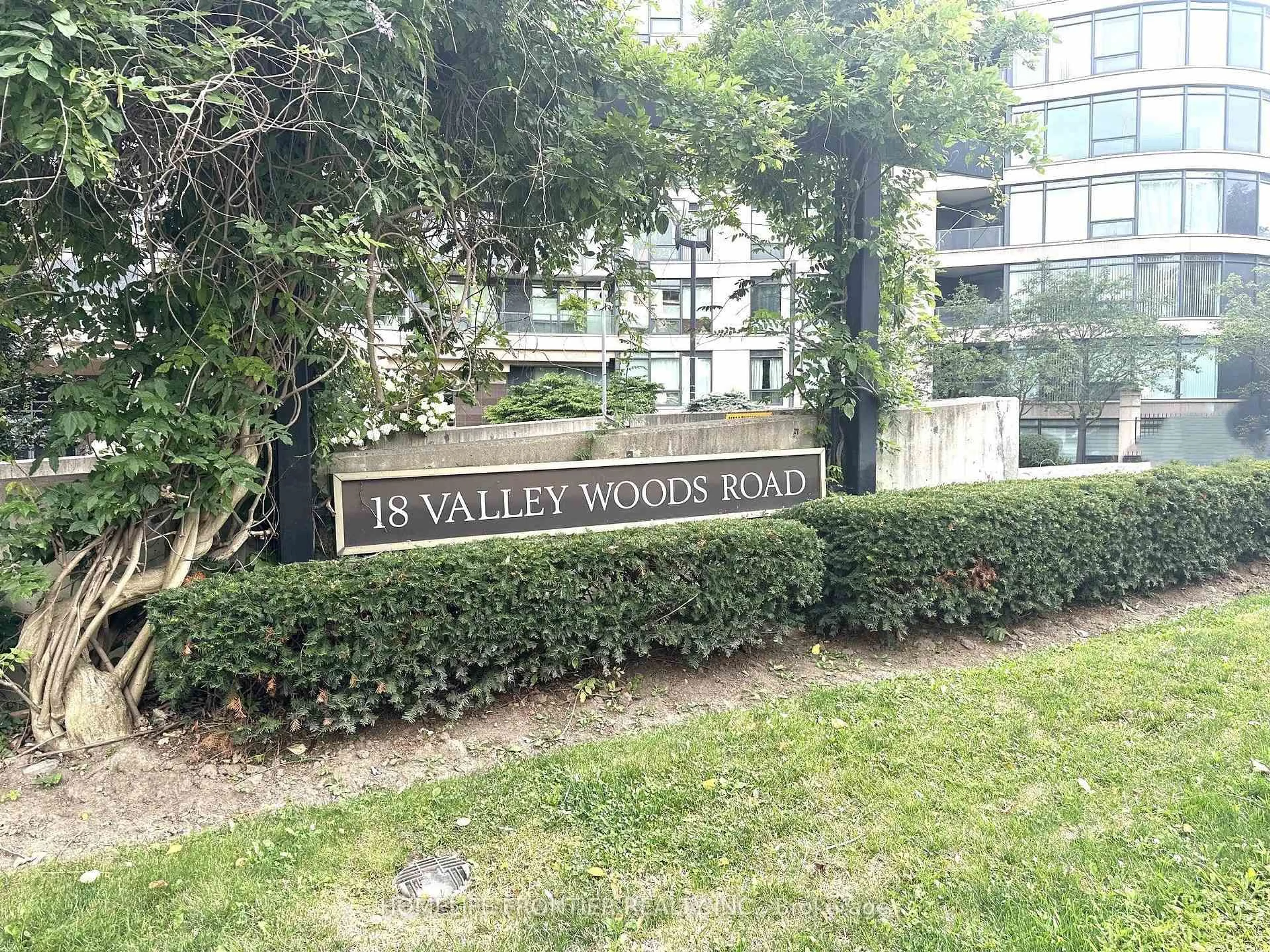 Indoor foyer for 18 Valley Woods Rd #716, Toronto Ontario M3A 0A1