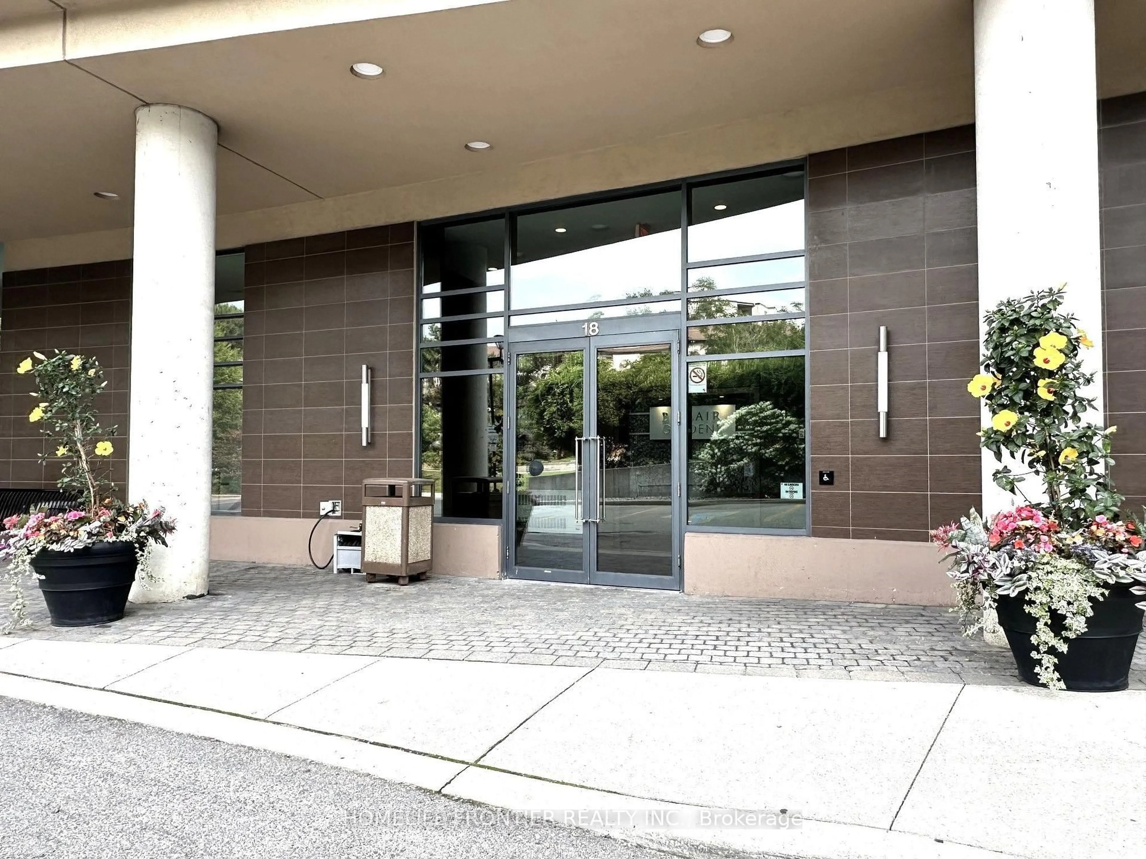 Indoor foyer for 18 Valley Woods Rd #716, Toronto Ontario M3A 0A1