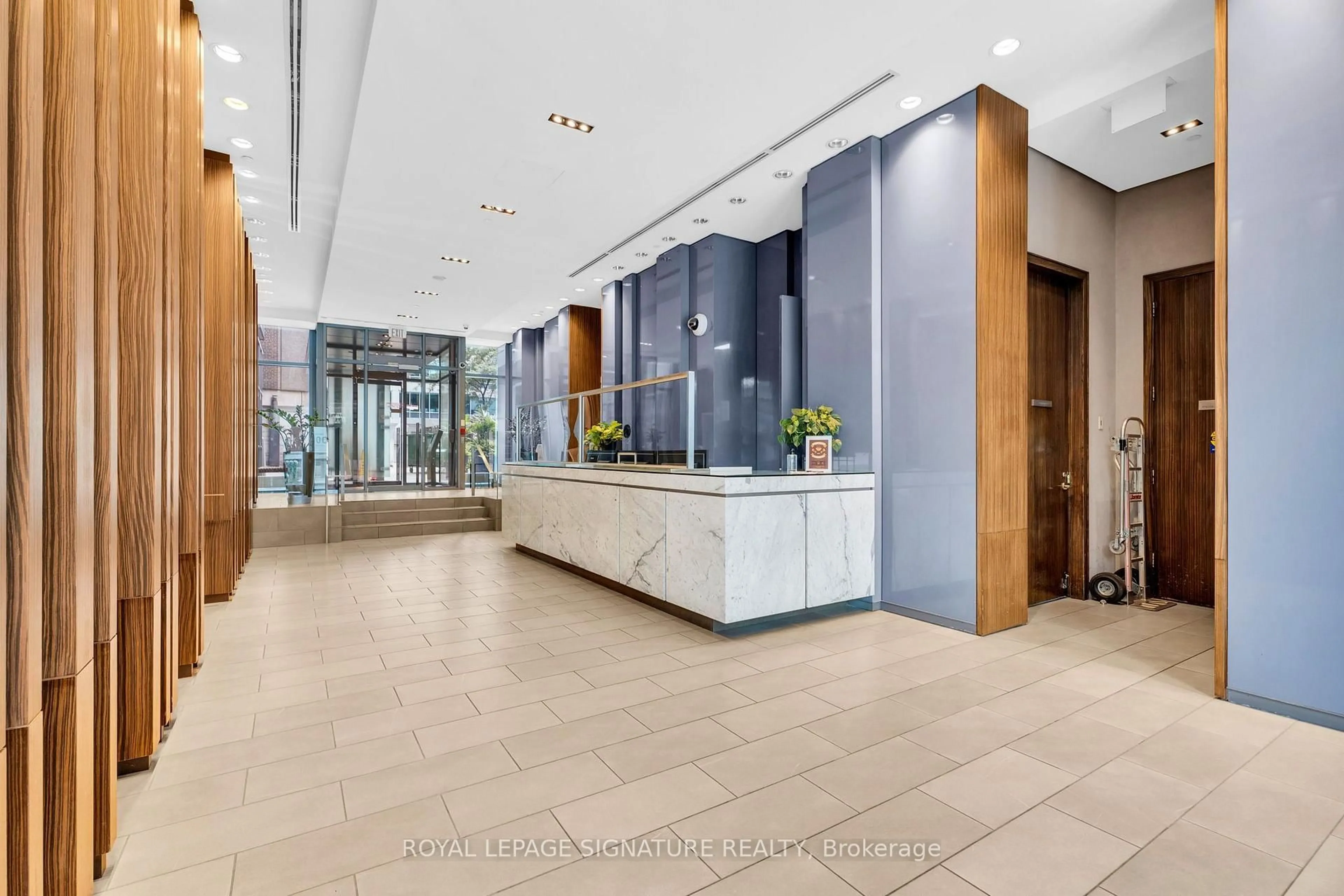 Indoor foyer for 33 Lombard St #316, Toronto Ontario M5C 3H8