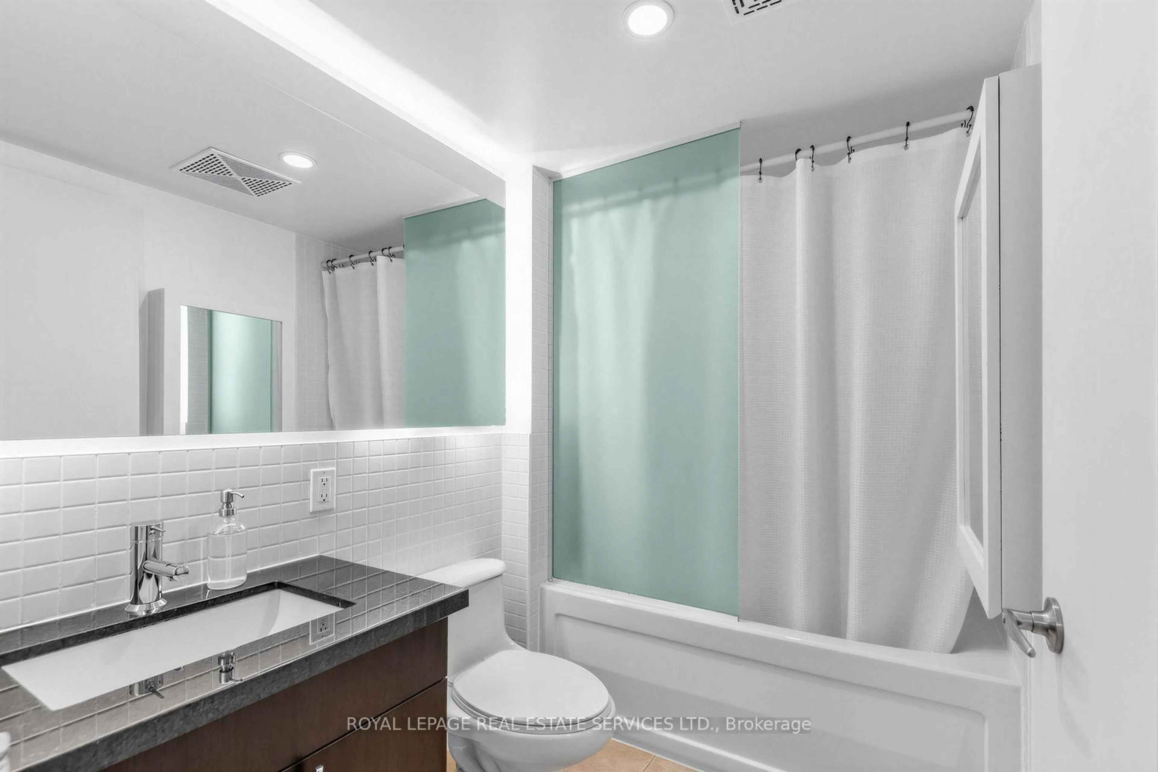Standard bathroom, ceramic/tile floor for 1005 King St #337, Toronto Ontario M6K 3M8