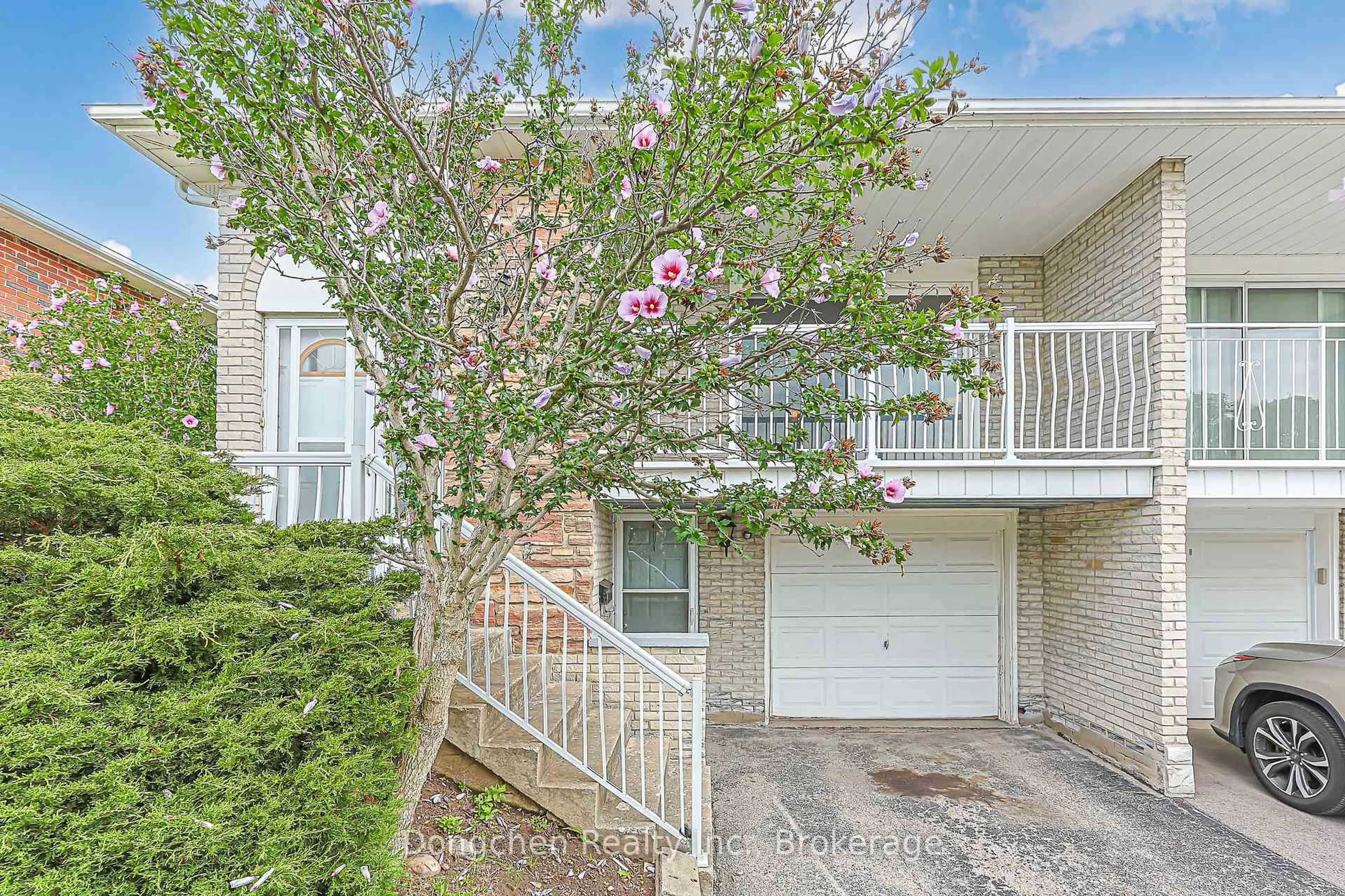 A pic from outside/outdoor area/front of a property/back of a property/a pic from drone, street for 87 Shawnee Circ, Toronto Ontario M2H 2X9