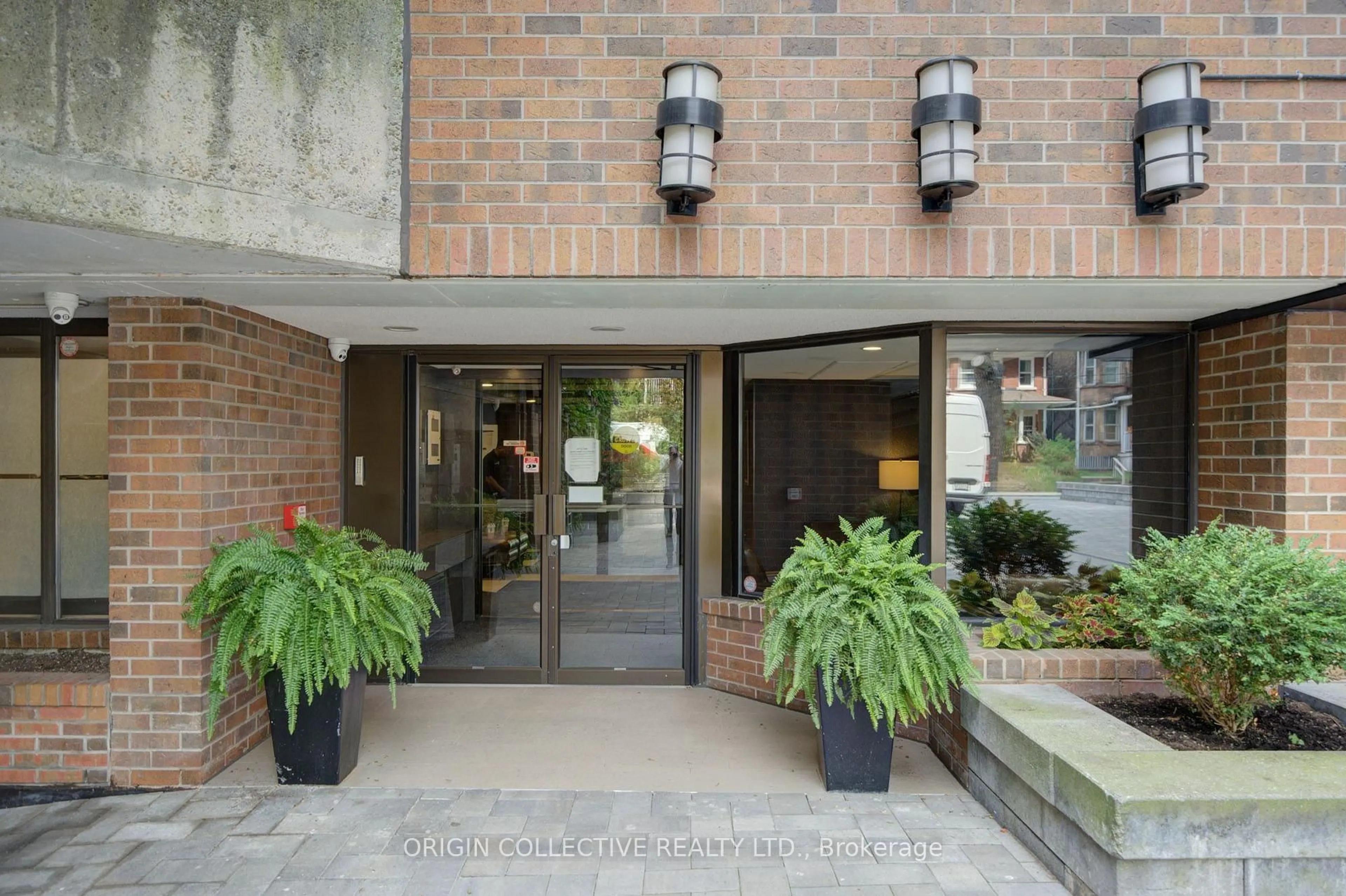 Indoor foyer for 19 Dundonald St #305, Toronto Ontario M4Y 1K3