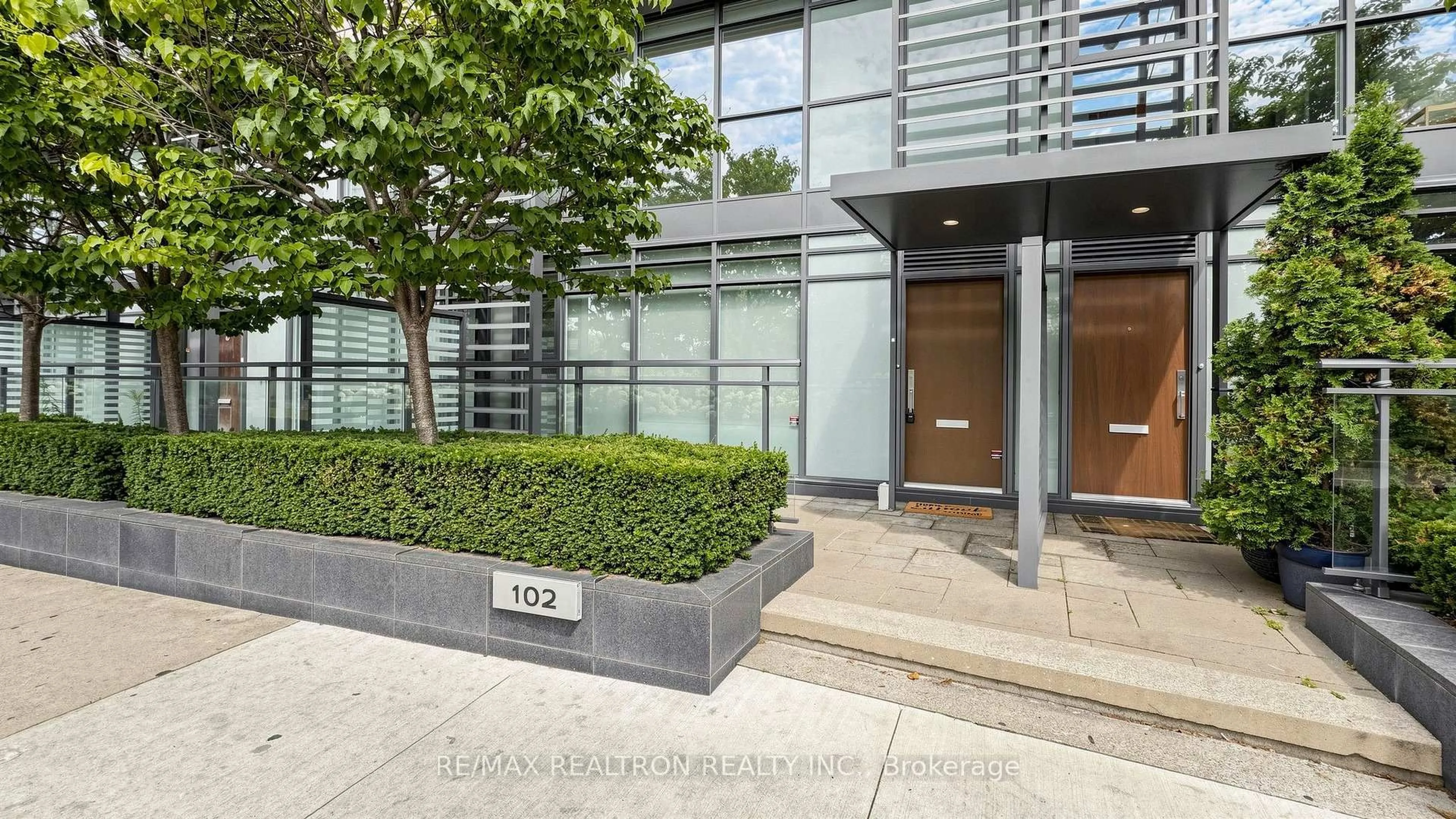Unknown for 102 Fort York Blvd, Toronto Ontario M5V 3Z3