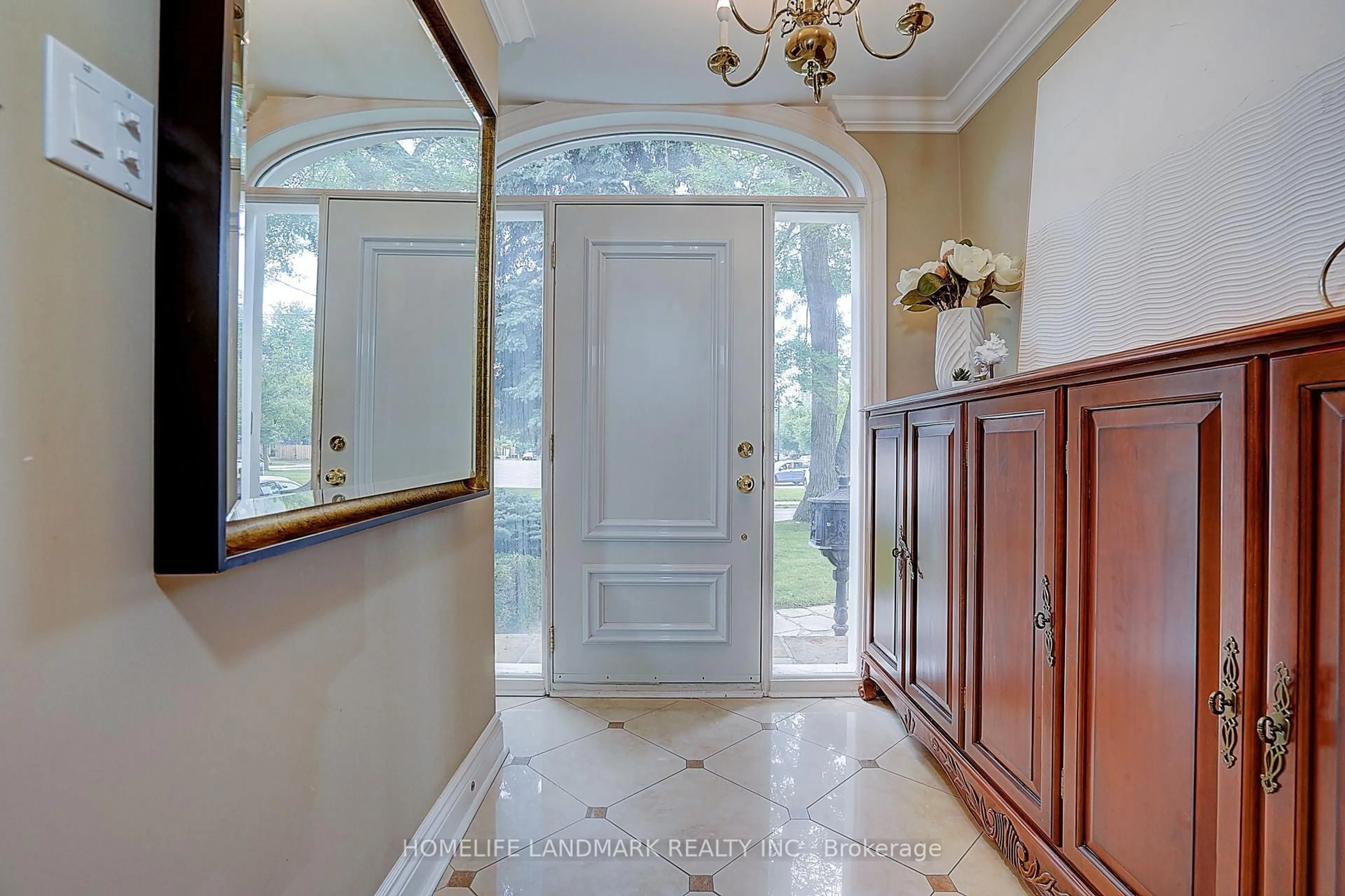 Indoor entryway for 108 Empress Ave, Toronto Ontario M2N 3T6