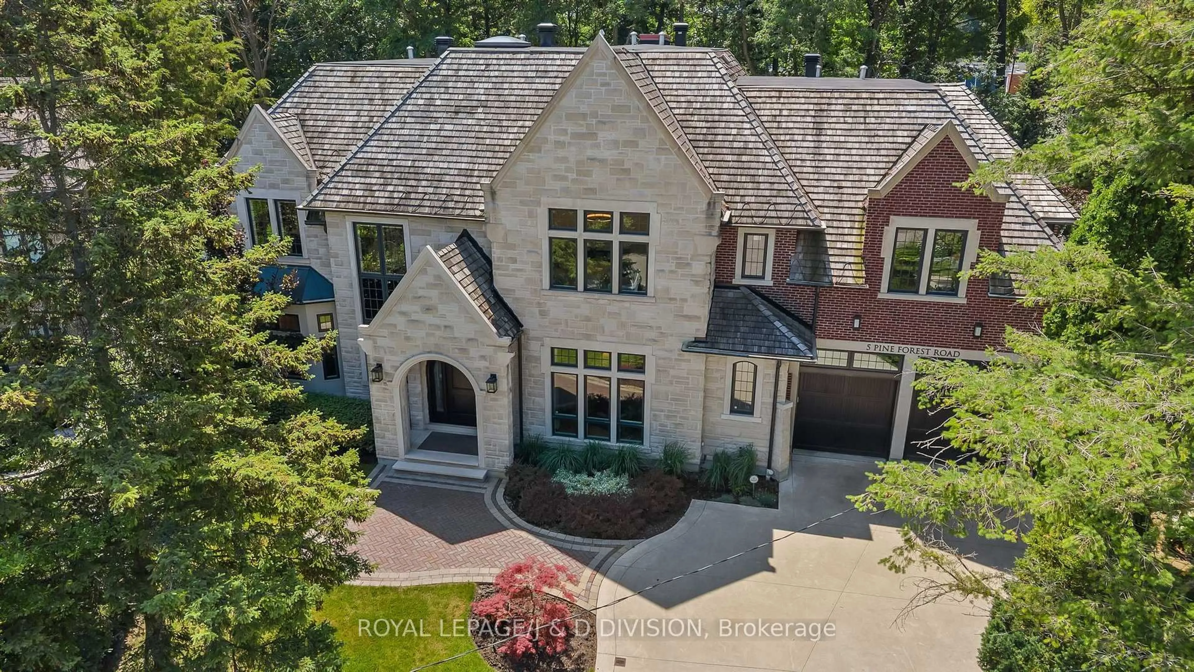 A pic from outside/outdoor area/front of a property/back of a property/a pic from drone, street for 5 Pine Forest Rd, Toronto Ontario M4N 3E6