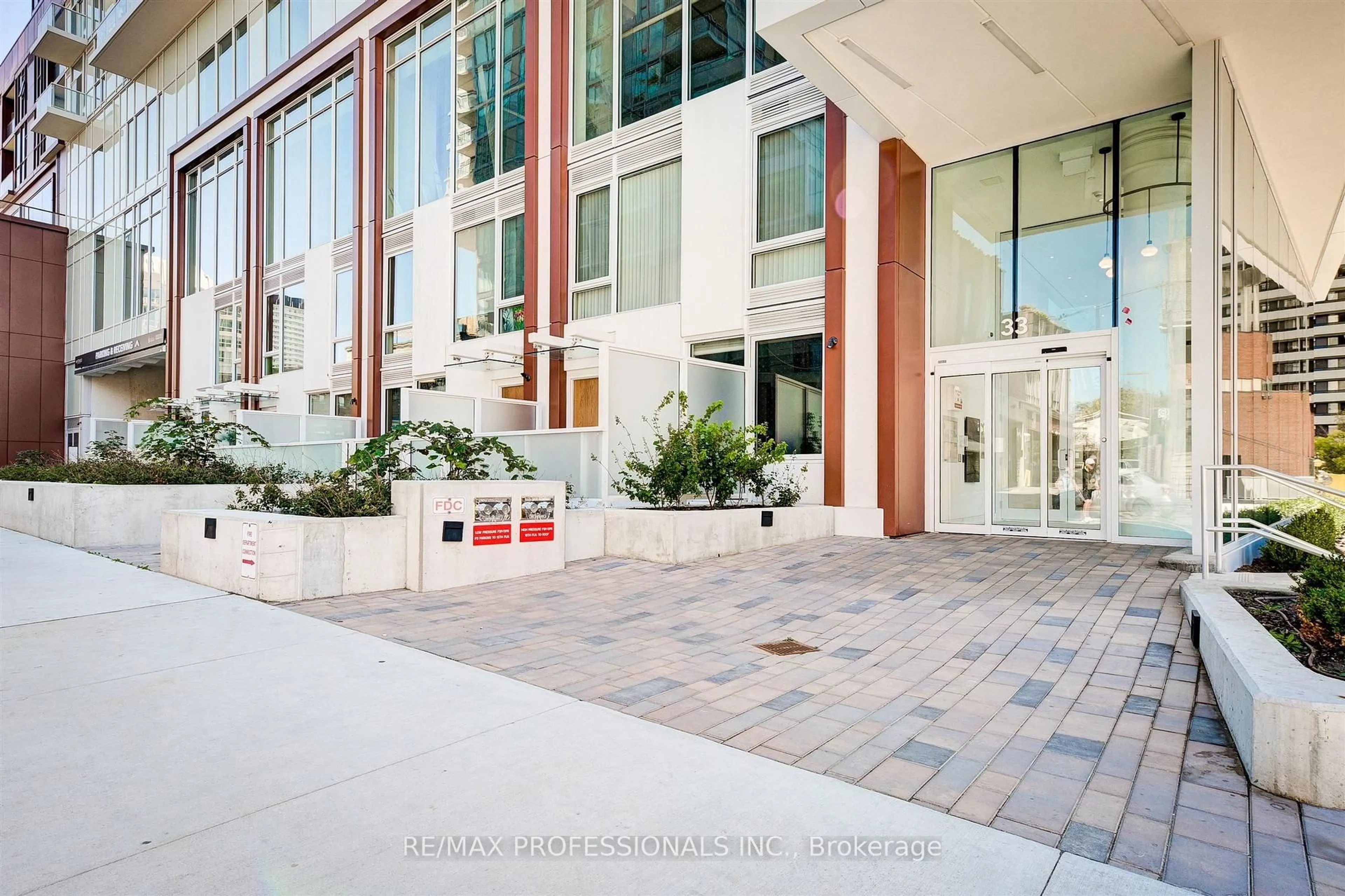 Indoor foyer for 33 Helendale Ave #1102, Toronto Ontario M4R 0A4
