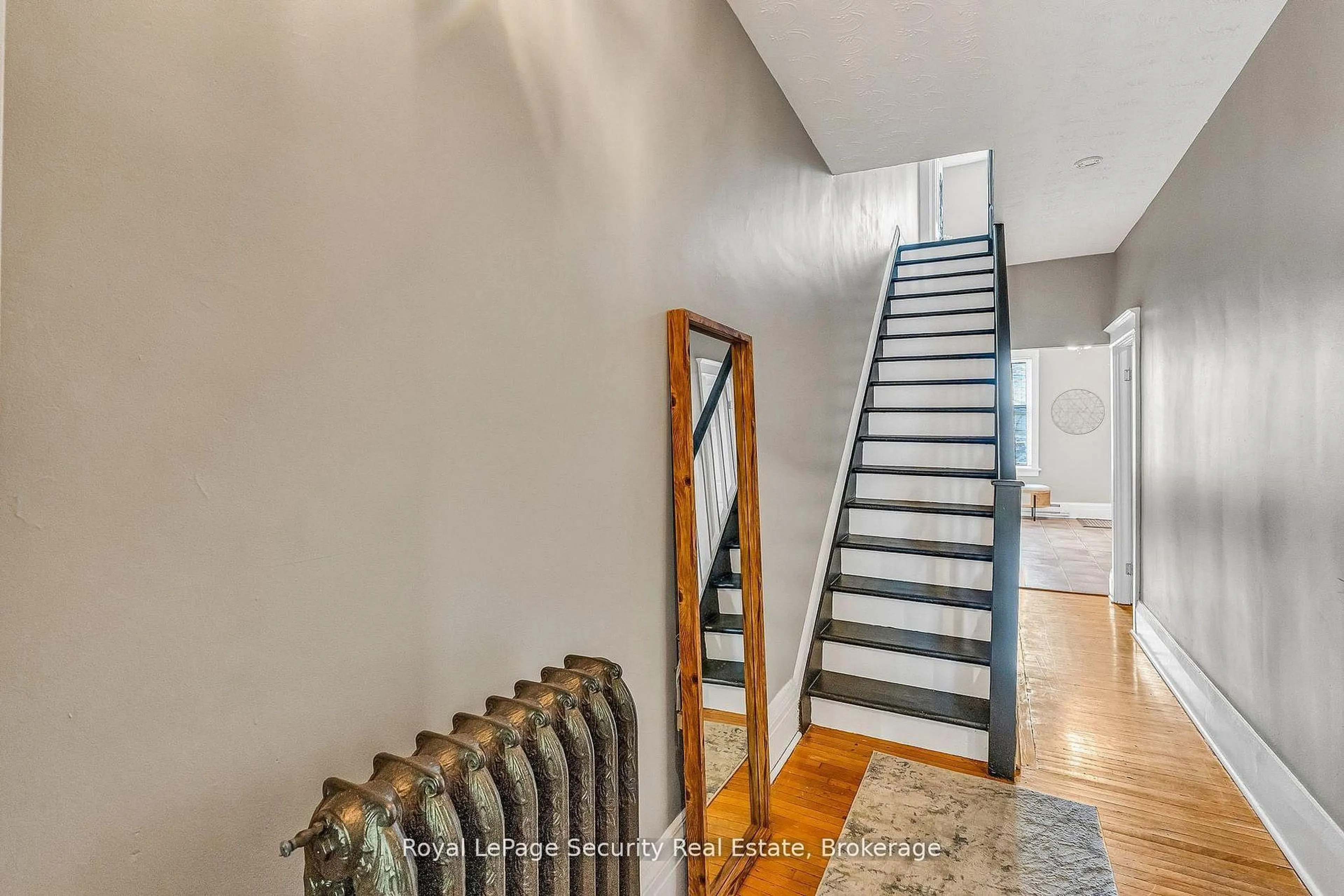 Unknown for 667 Ossington Ave, Toronto Ontario M6G 3T6