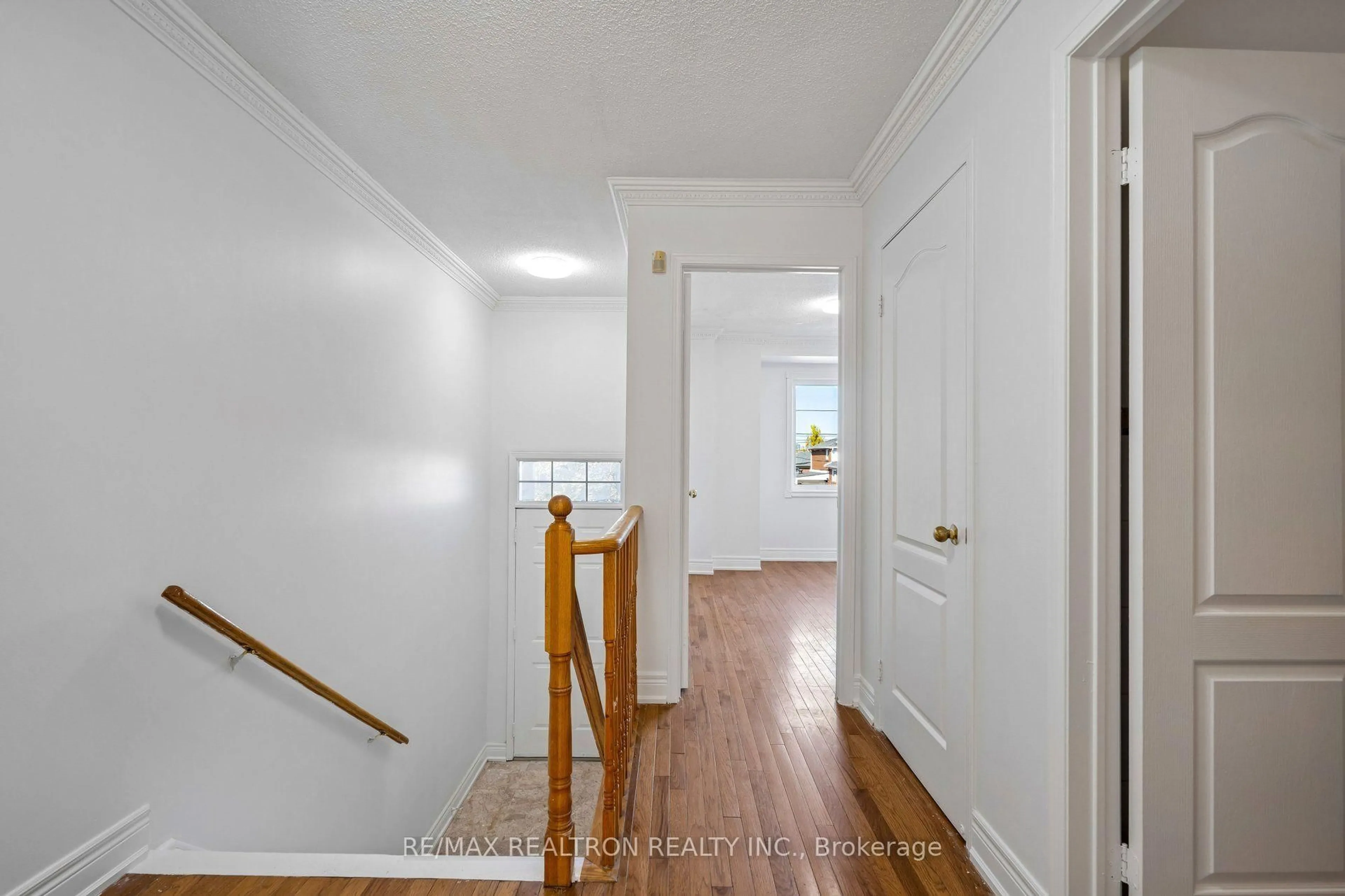Indoor entryway for 19 WARNER Ave, Toronto Ontario M4A 2X1