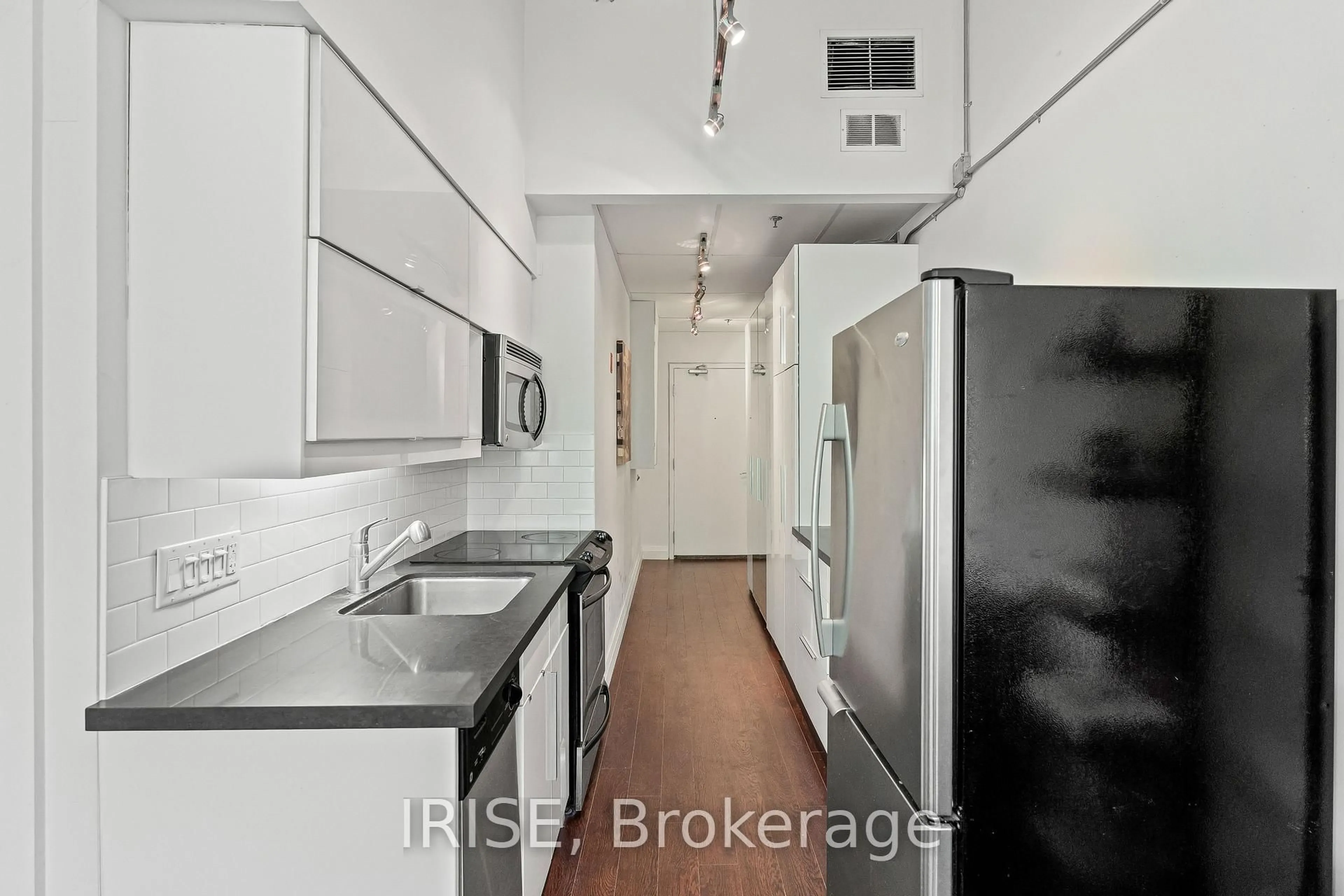 Standard kitchen, unknown for 477 Richmond St #305, Toronto Ontario M5V 3E7