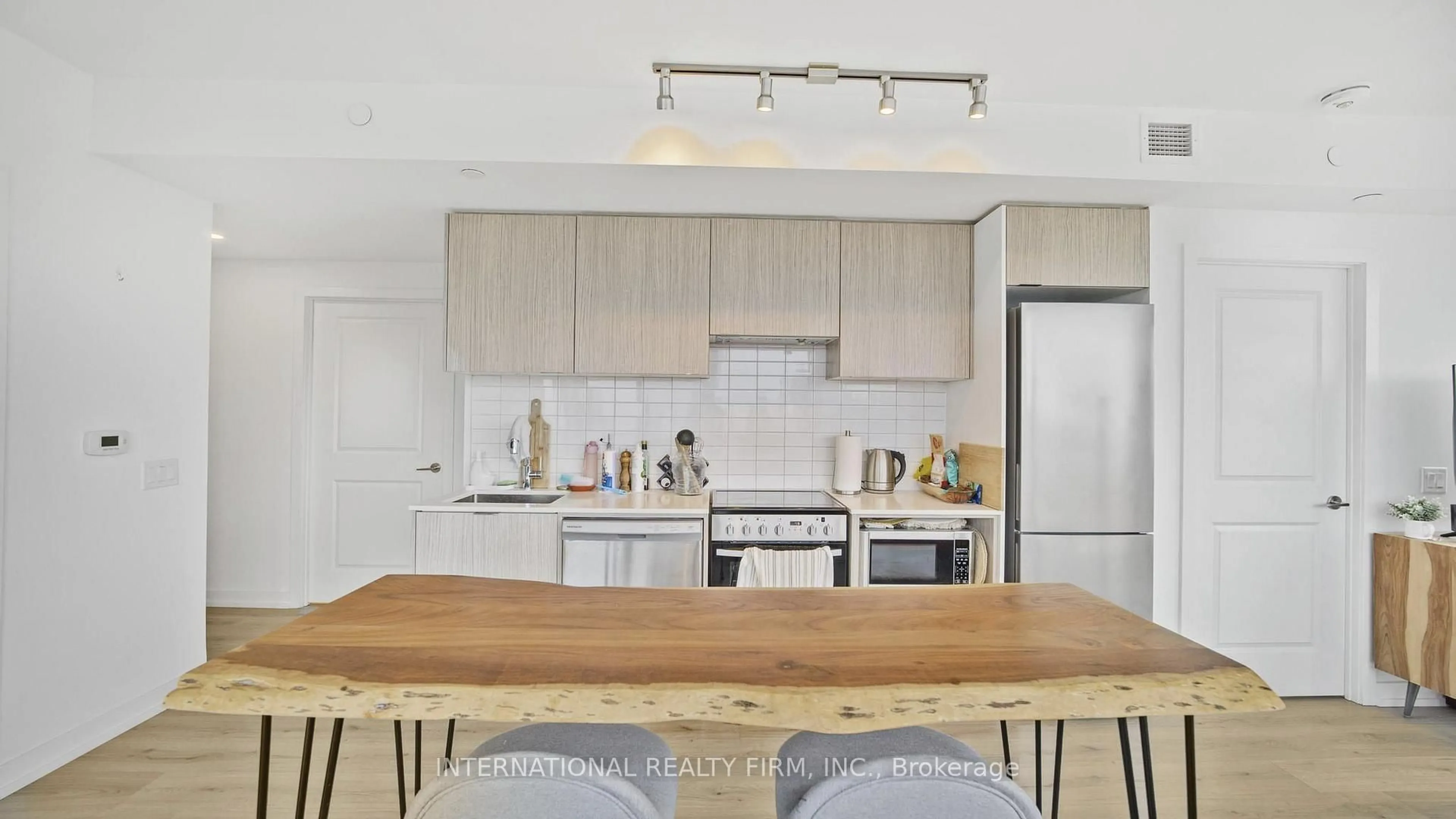 Standard kitchen, unknown for 395 Bloor St #4602, Toronto Ontario M4W 1H7