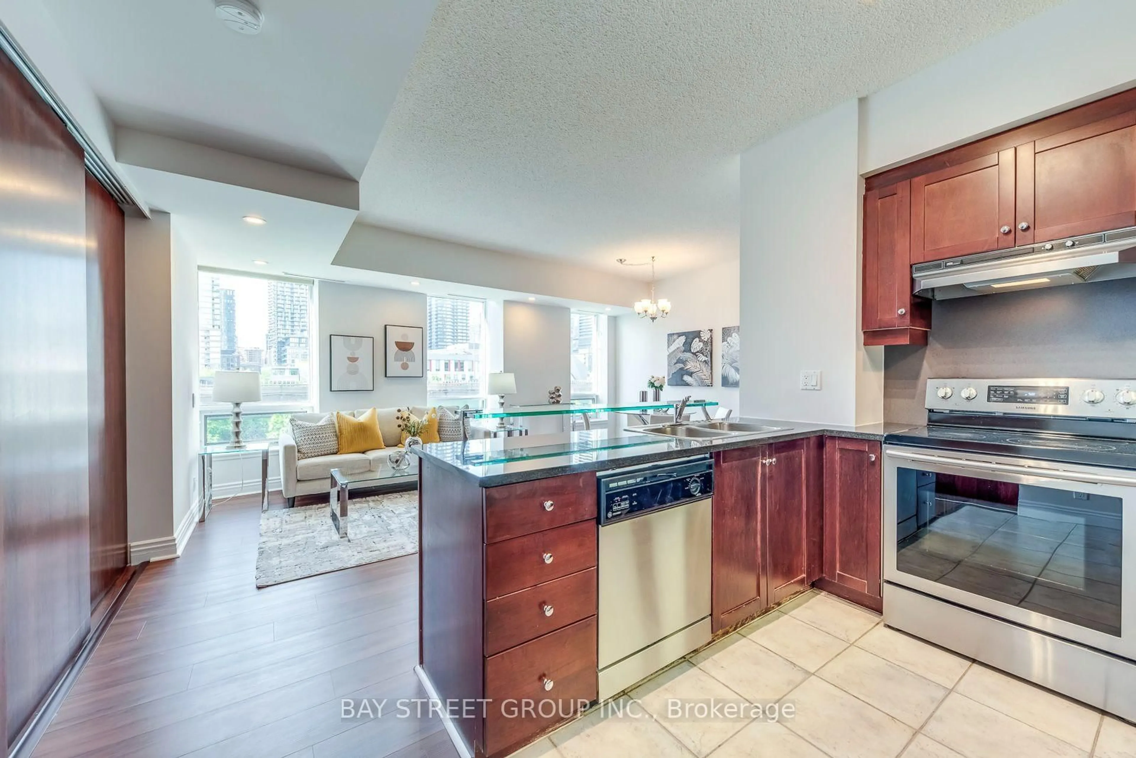 Open concept kitchen, ceramic/tile floor for 500 Queens Quay #512E, Toronto Ontario M5V 3K8