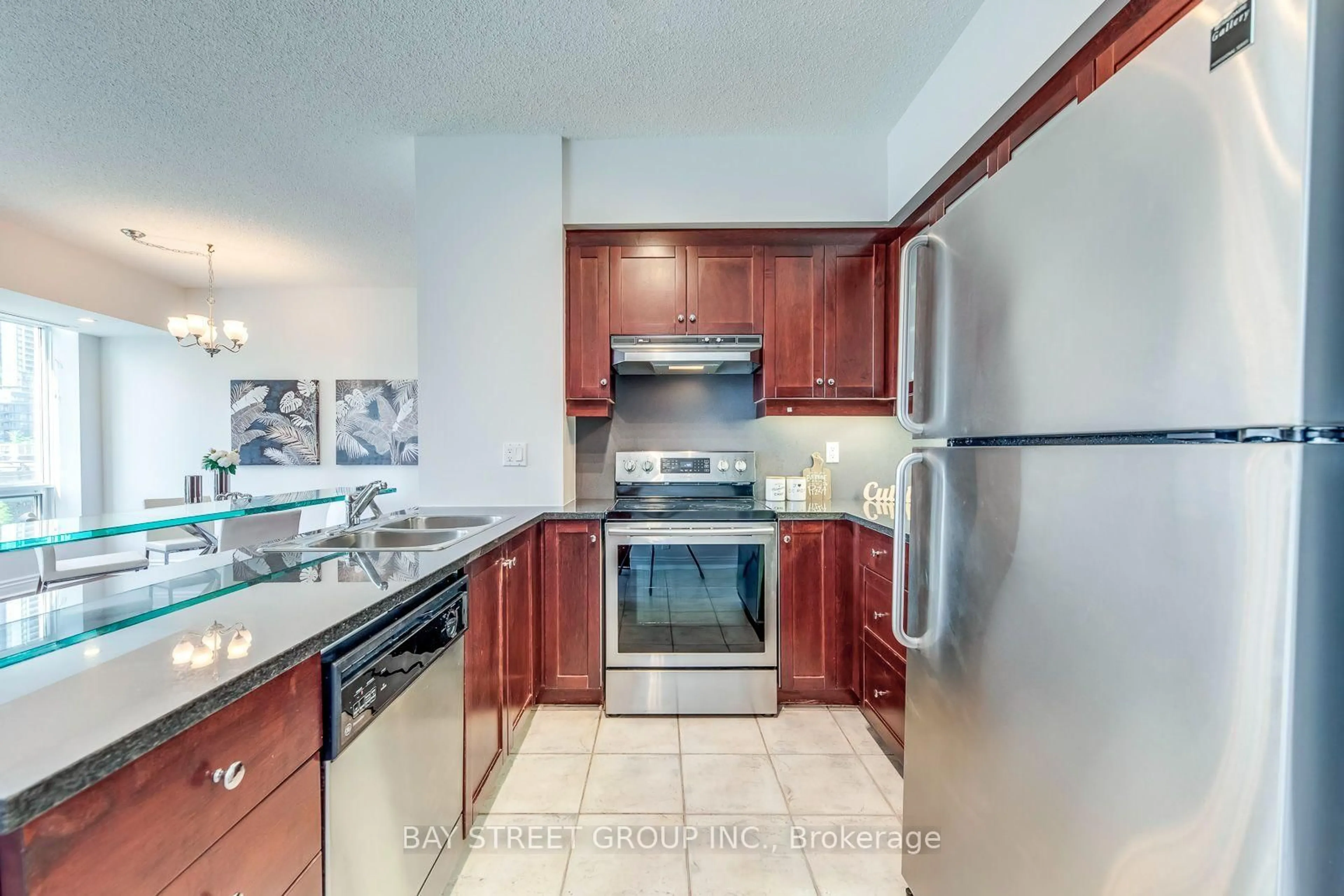 Standard kitchen, ceramic/tile floor for 500 Queens Quay #512E, Toronto Ontario M5V 3K8