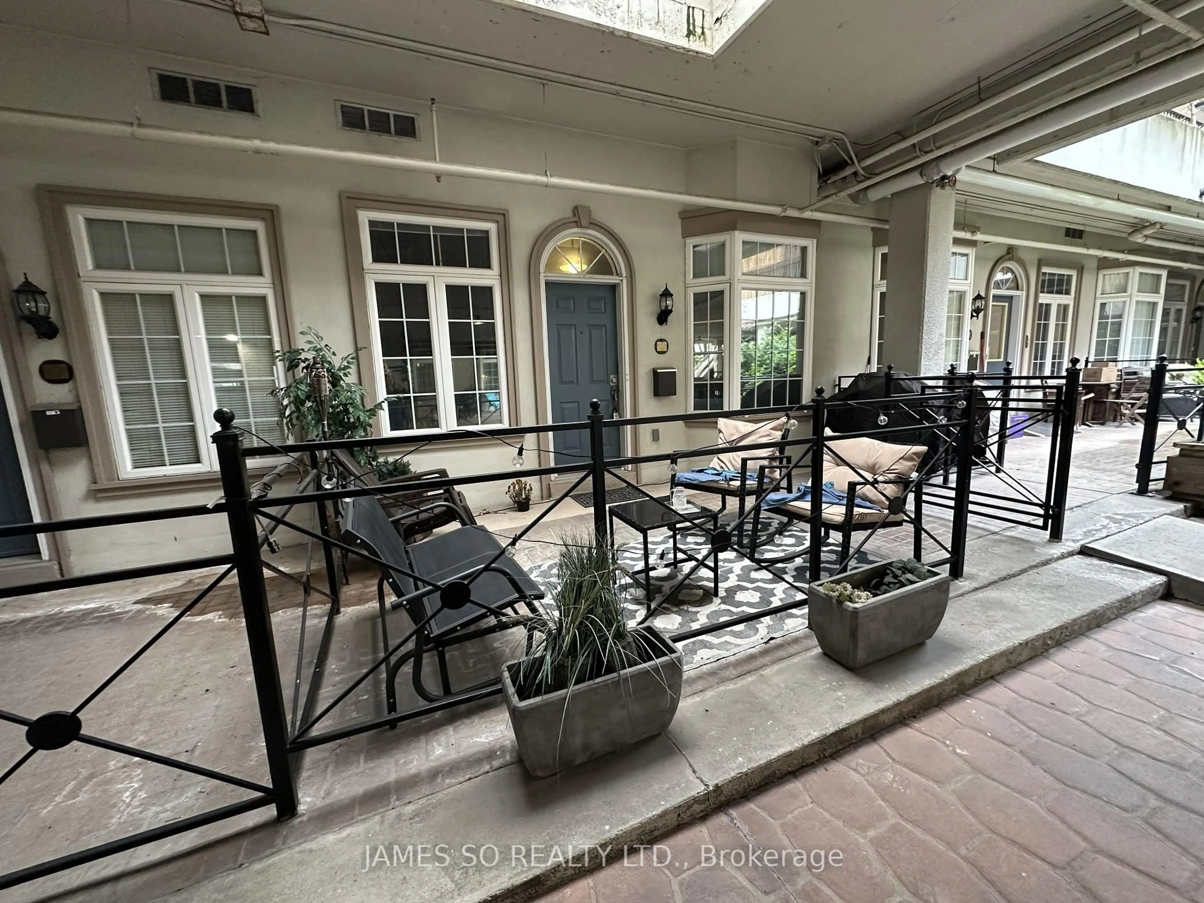 Indoor foyer for 71 Mccaul St #113, Toronto Ontario M5T 2X1