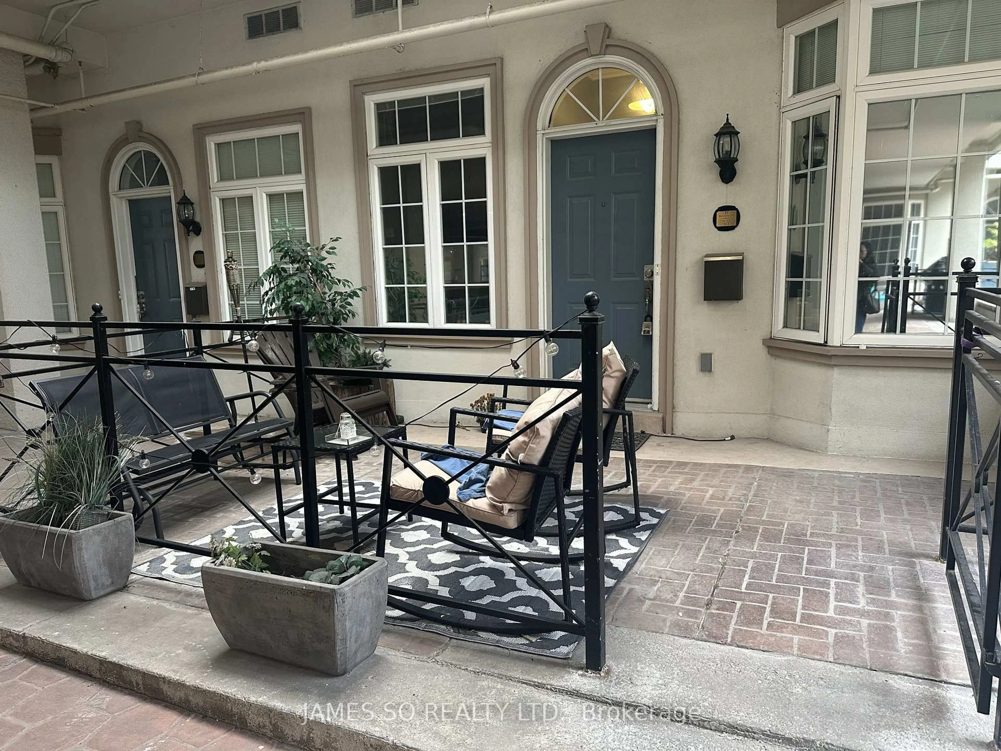 Patio, street for 71 Mccaul St #113, Toronto Ontario M5T 2X1