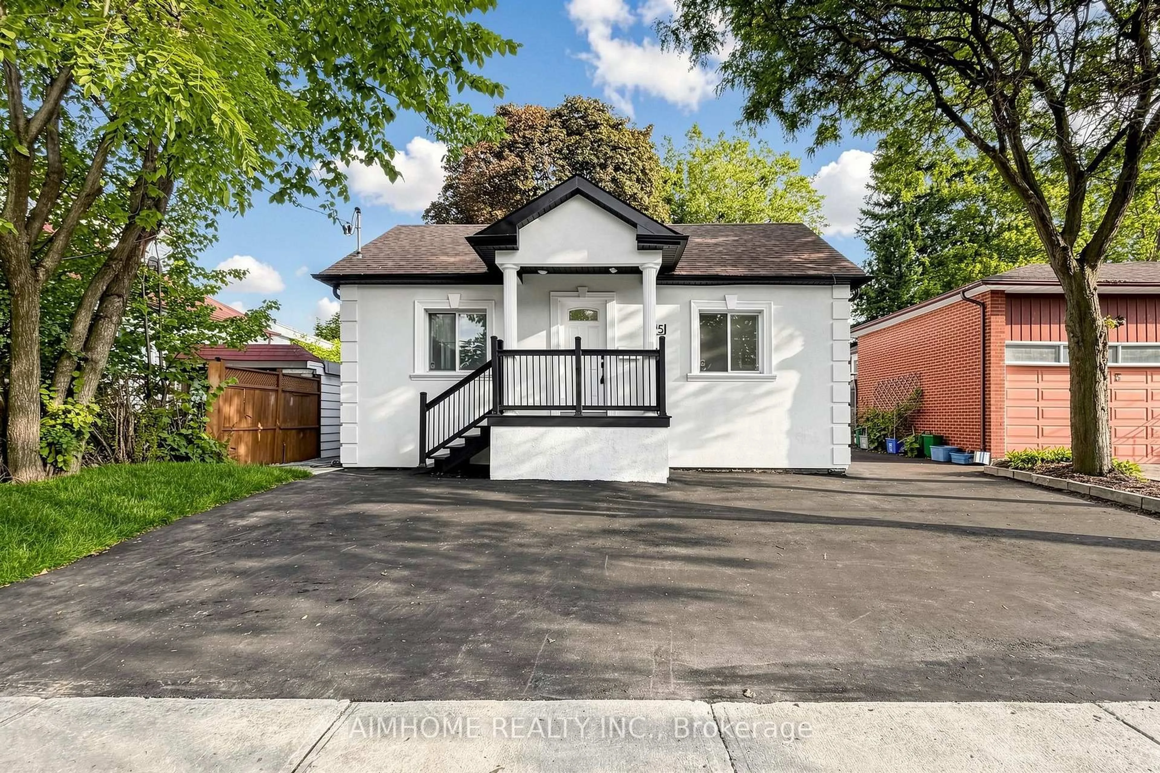 A pic from outside/outdoor area/front of a property/back of a property/a pic from drone, street for 95 Steeles Ave, Toronto Ontario M2M 3Y4