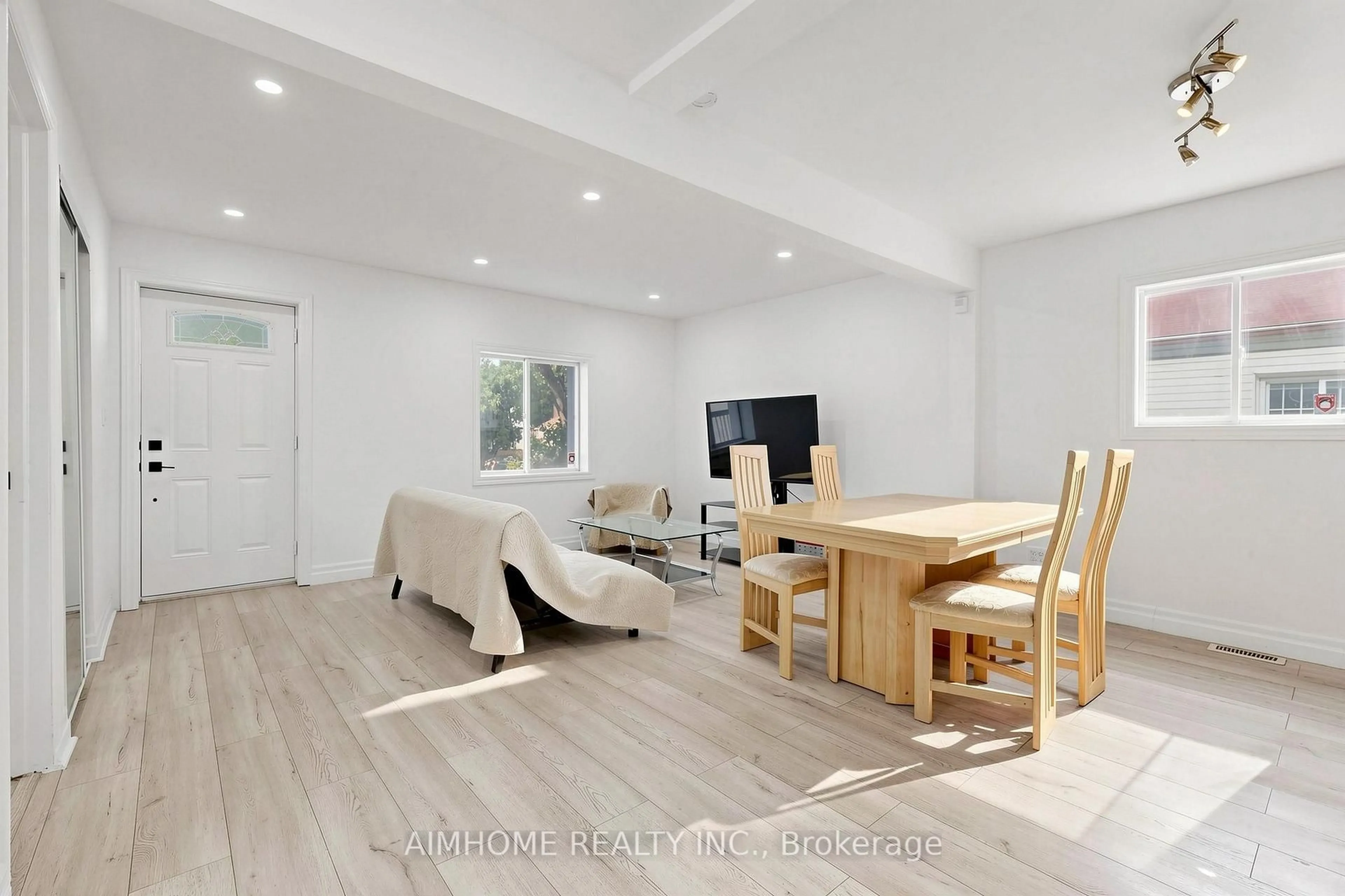 A pic of a room for 95 Steeles Ave, Toronto Ontario M2M 3Y4