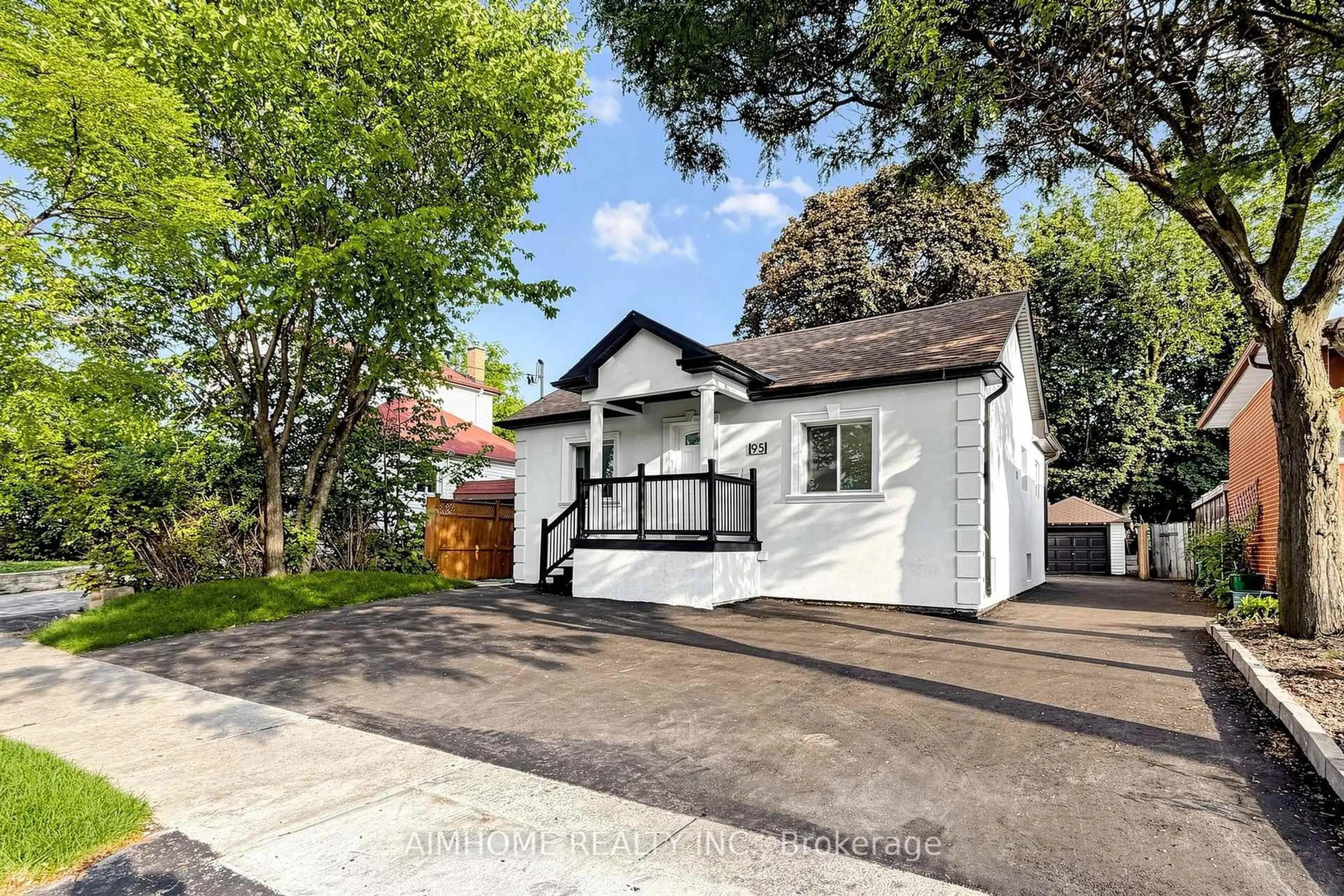 A pic from outside/outdoor area/front of a property/back of a property/a pic from drone, street for 95 Steeles Ave, Toronto Ontario M2M 3Y4