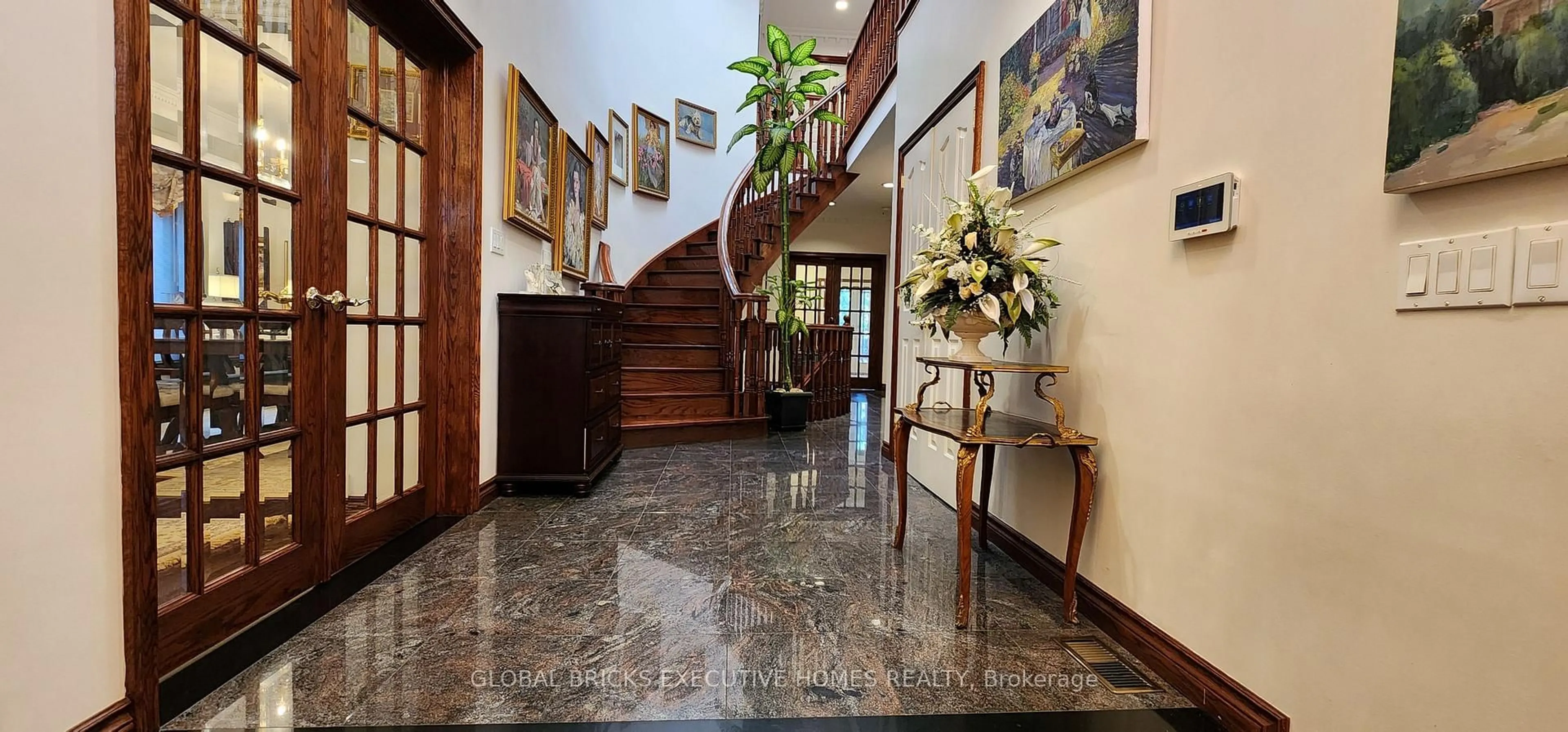 Indoor foyer for 375 Princess Ave, Toronto Ontario M2N 3S7