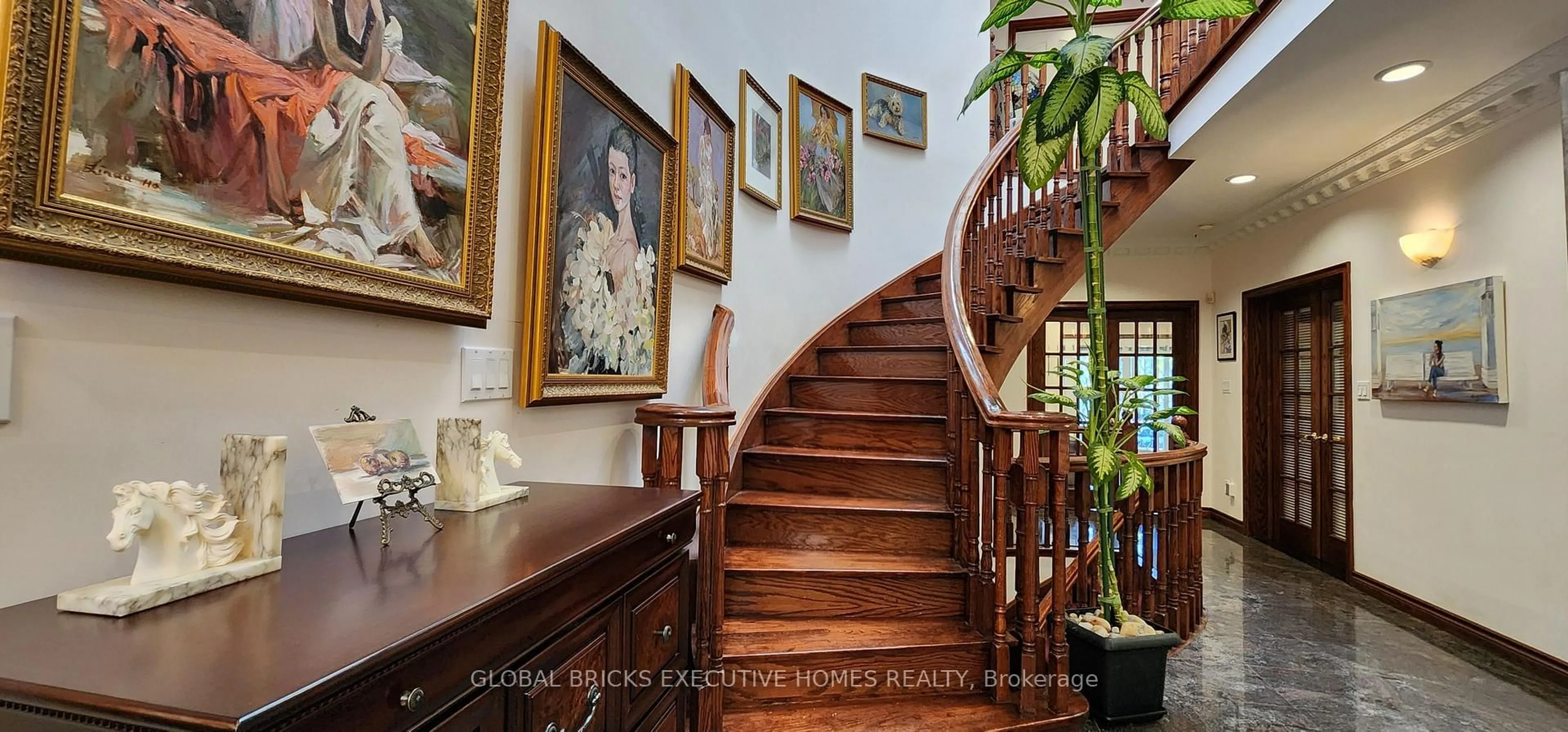 Indoor foyer for 375 Princess Ave, Toronto Ontario M2N 3S7