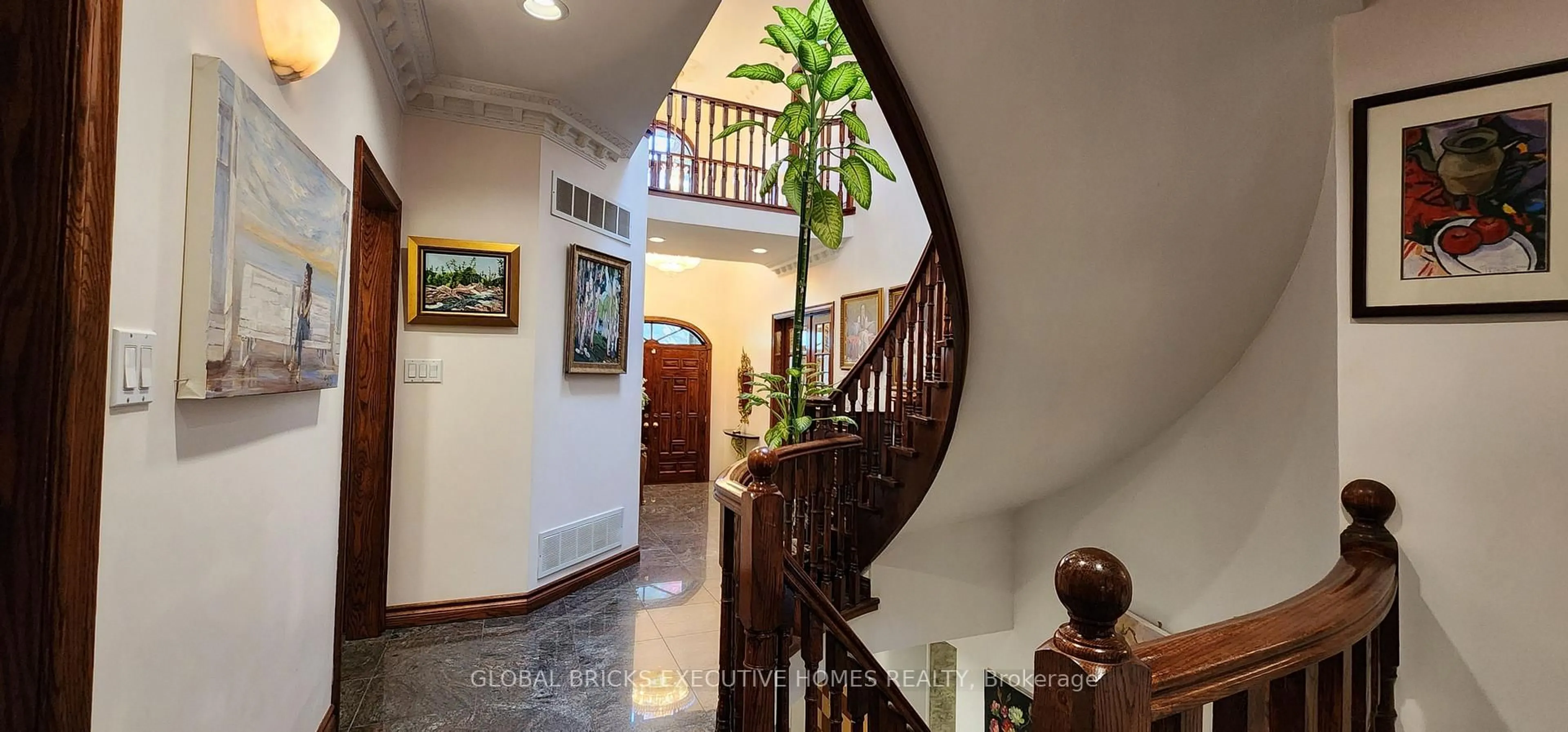 Indoor foyer for 375 Princess Ave, Toronto Ontario M2N 3S7