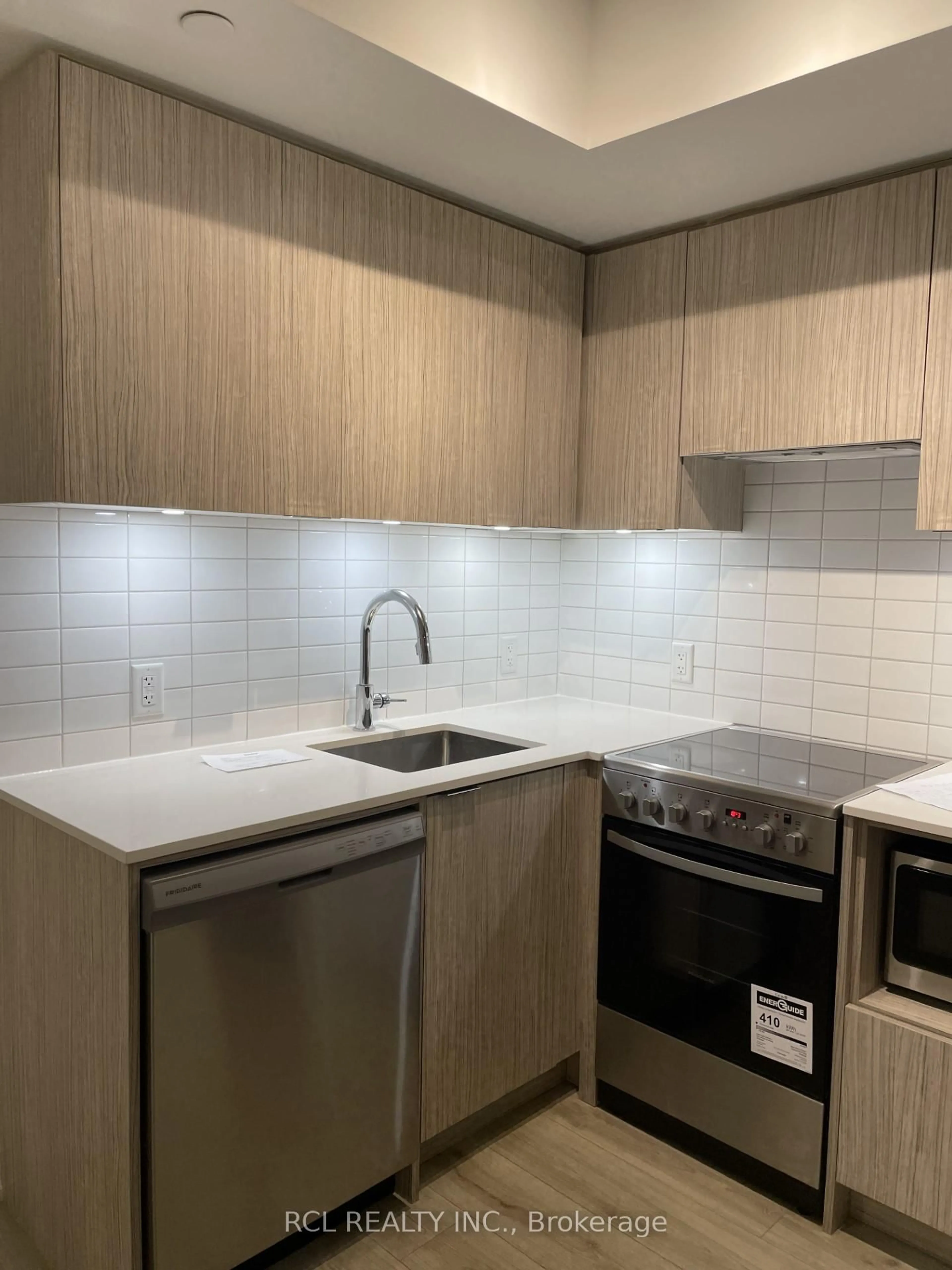 Standard kitchen, unknown for 395 Bloor St #1204, Toronto Ontario M4W 0B4