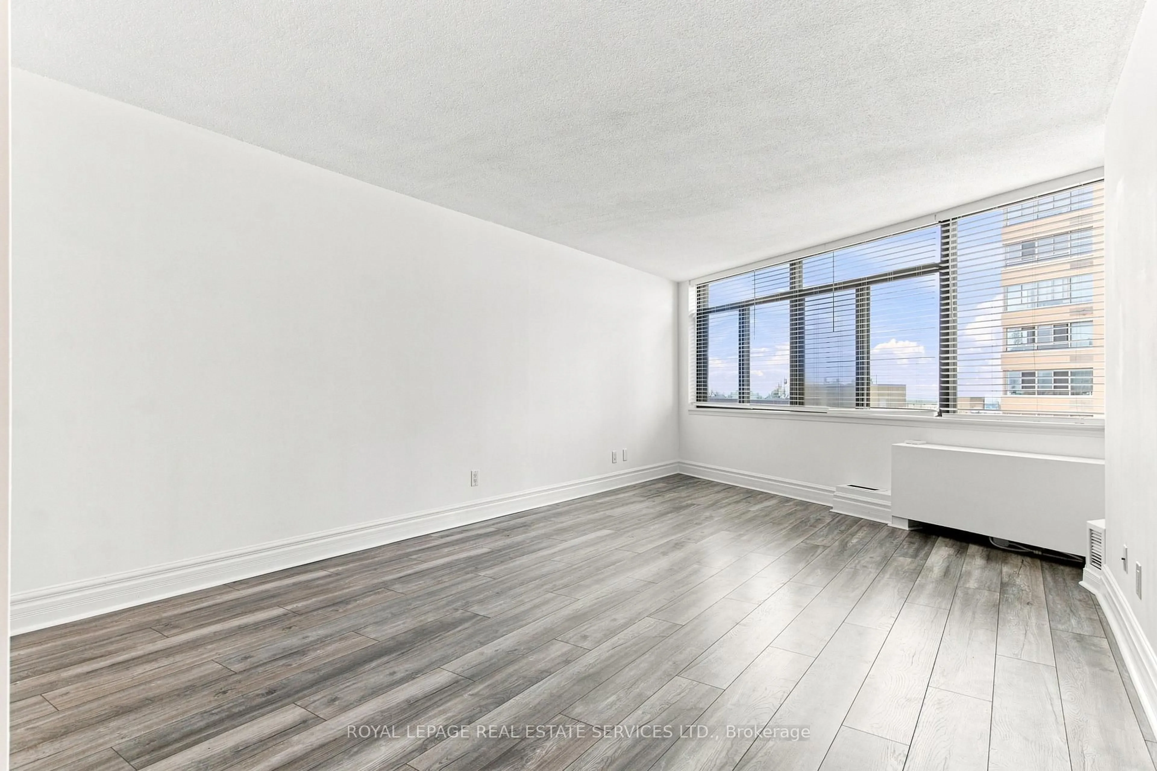 A pic of a room for 250 Queens Quay #1104, Toronto Ontario M5J 2N2
