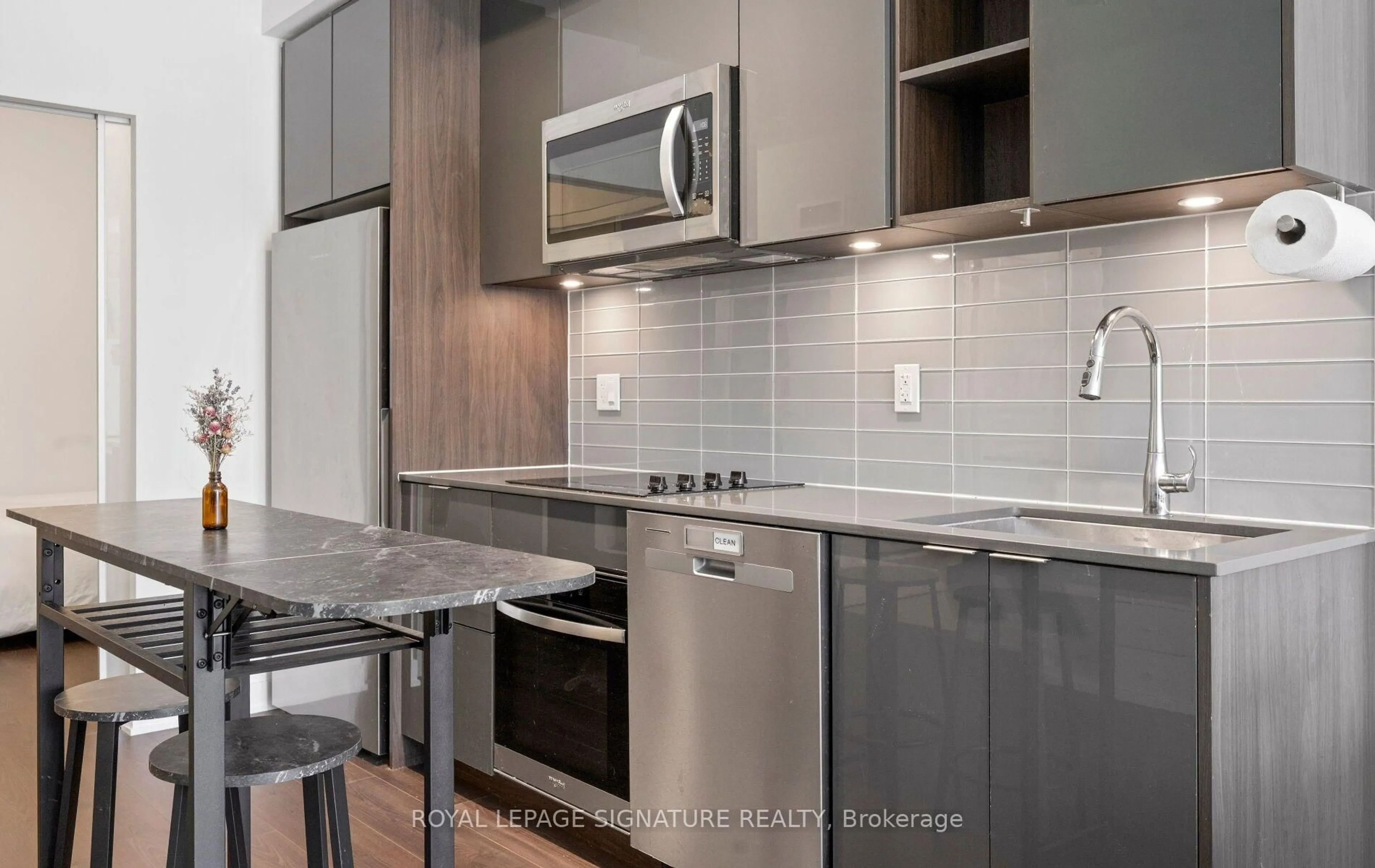 Standard kitchen, unknown for 543 Richmond St #427, Toronto Ontario M5V 0W9