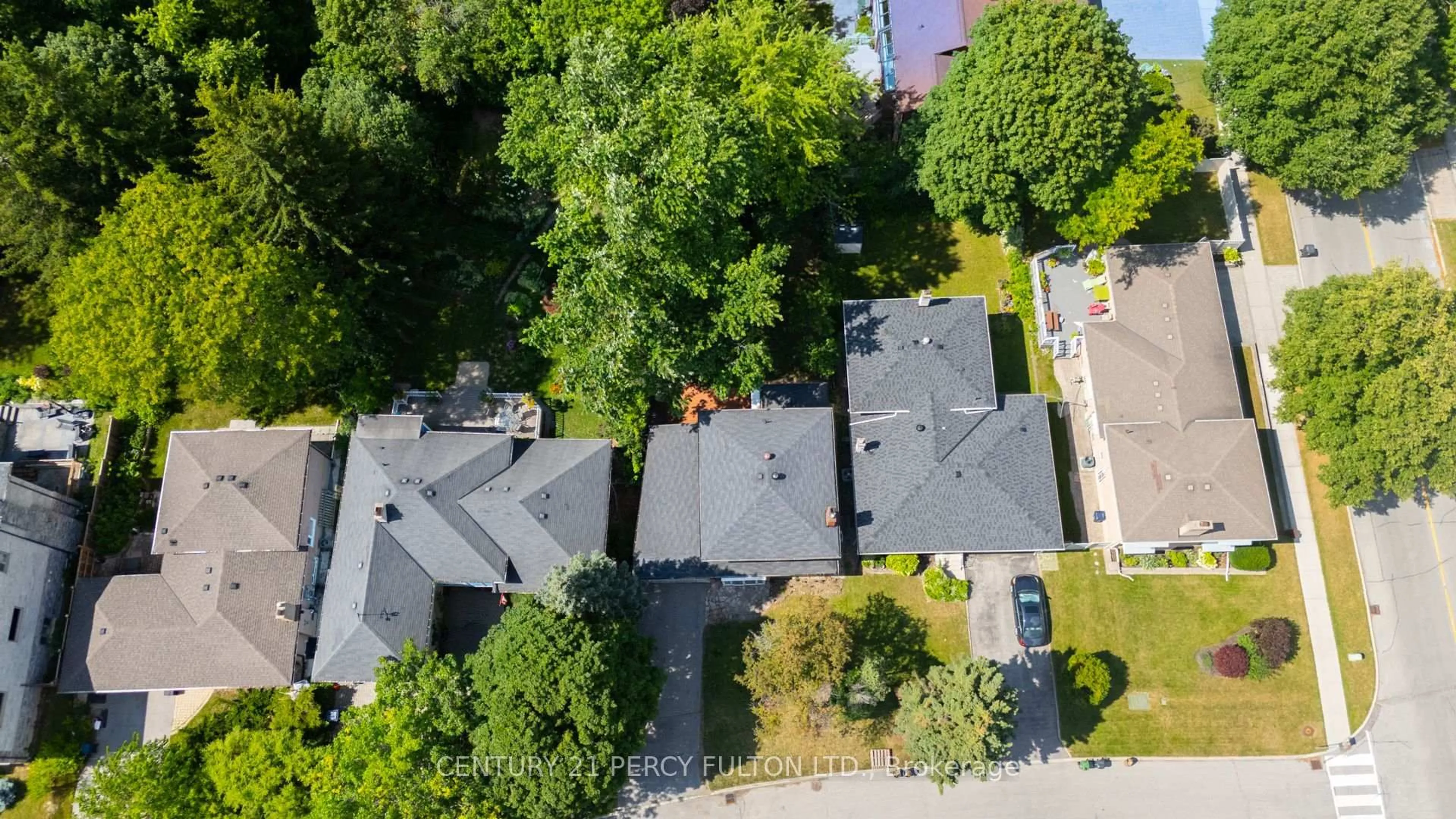 A pic from outside/outdoor area/front of a property/back of a property/a pic from drone, street for 6 Donna Crt, Toronto Ontario M2M 2C8