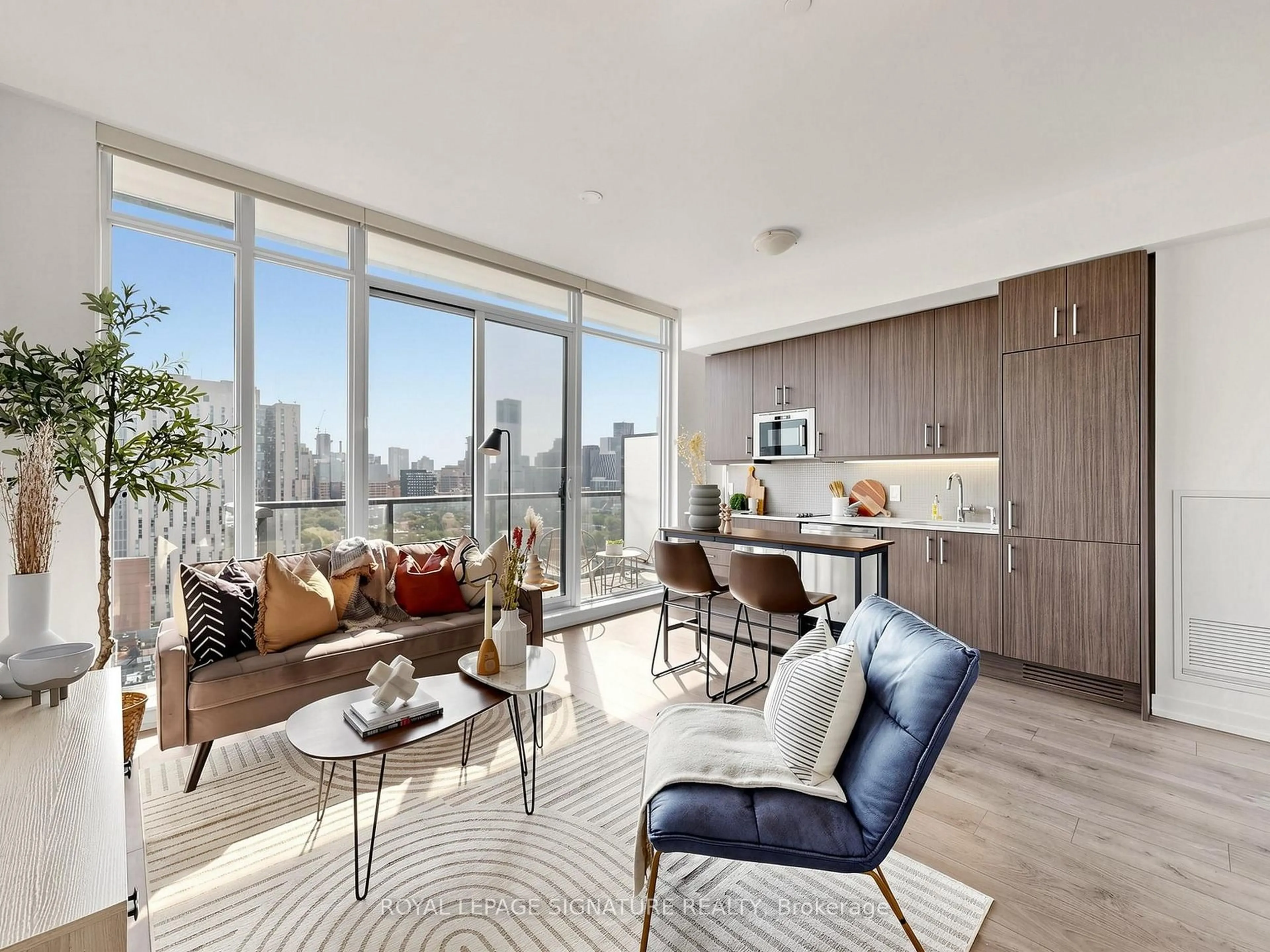 Living room with furniture, unknown for 297 College St #PH2, Toronto Ontario M5T 0C2