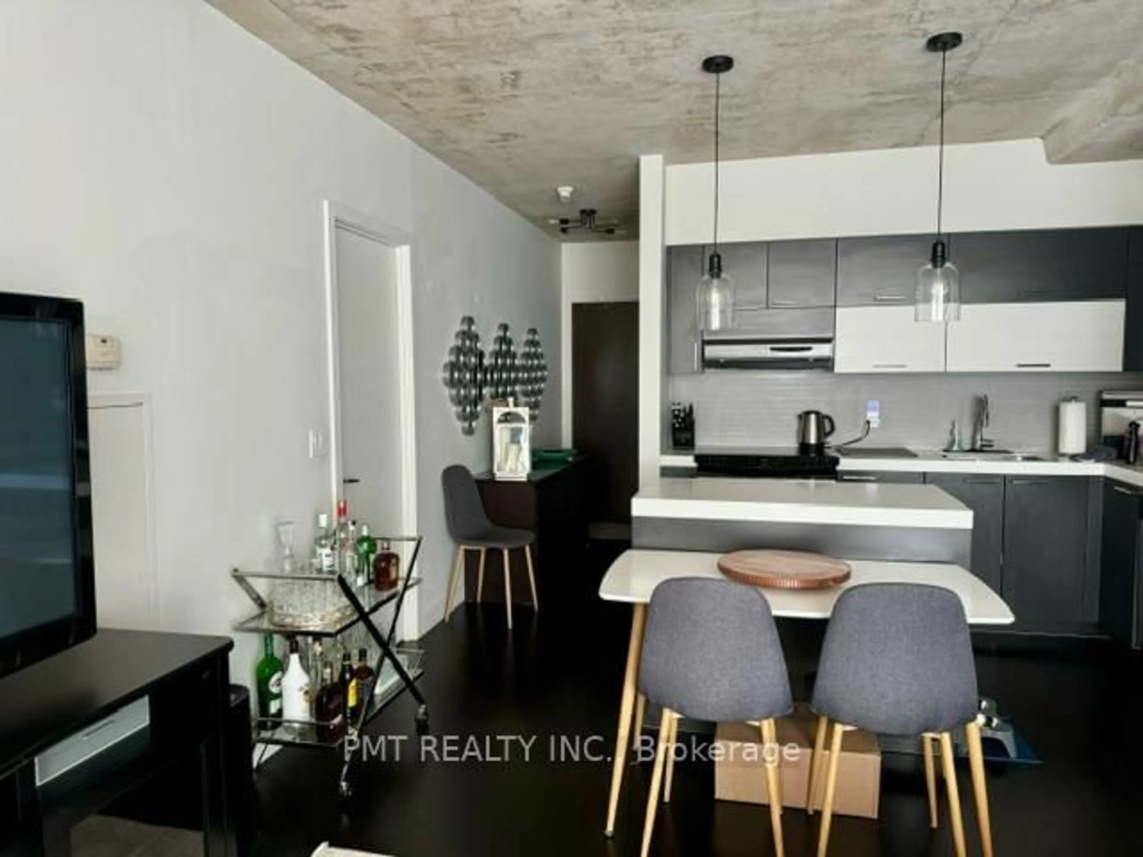 Open concept kitchen, wood/laminate floor for 55 Stewart St #613, Toronto Ontario M5V 2V1