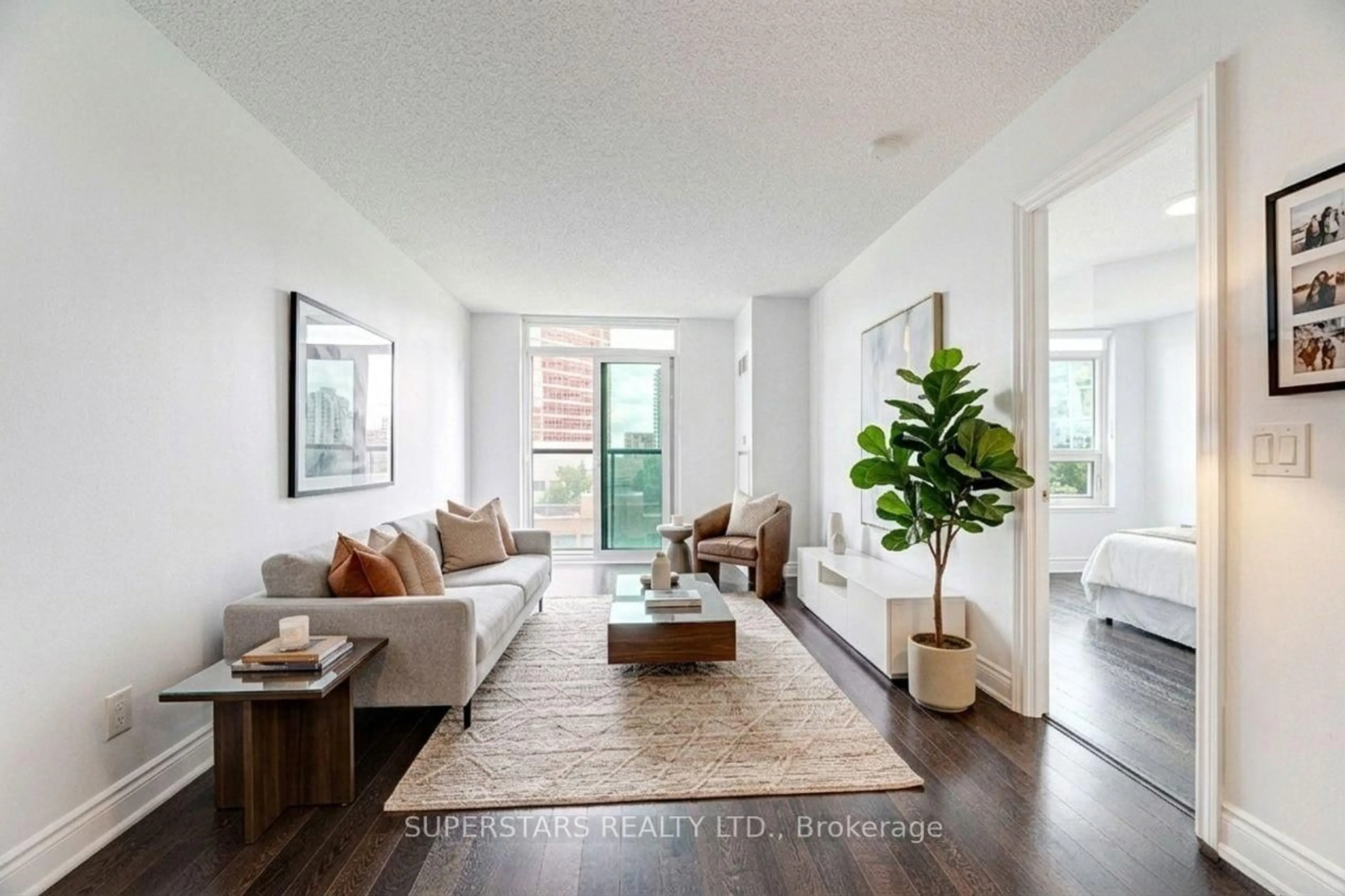 Living room with furniture, unknown for 25 Greenview Ave #524, Toronto Ontario M2M 0A5