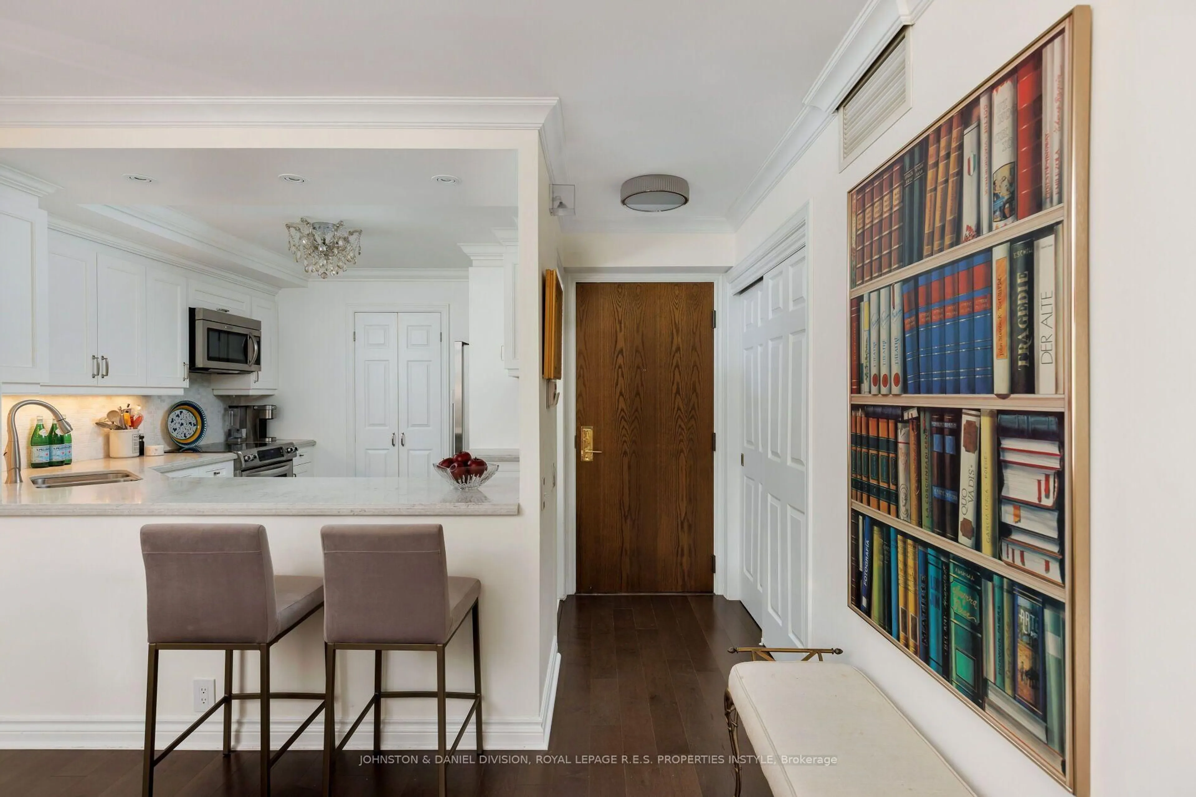 Indoor entryway for 1177 Yonge St #205, Toronto Ontario M4T 2Y4