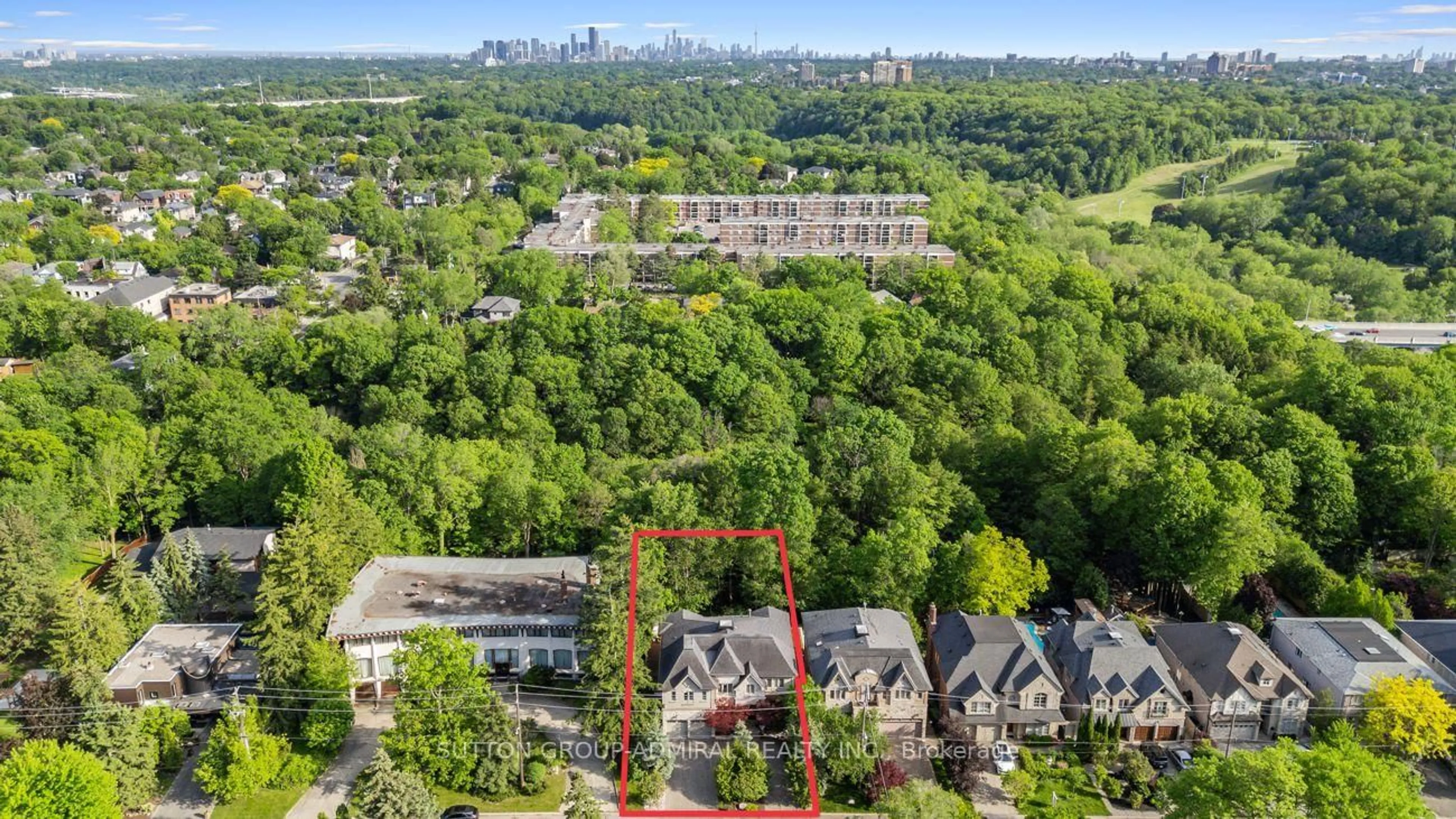 A pic from outside/outdoor area/front of a property/back of a property/a pic from drone, city buildings view from balcony for 35 Wentworth Ave, Toronto Ontario M2N 1T5