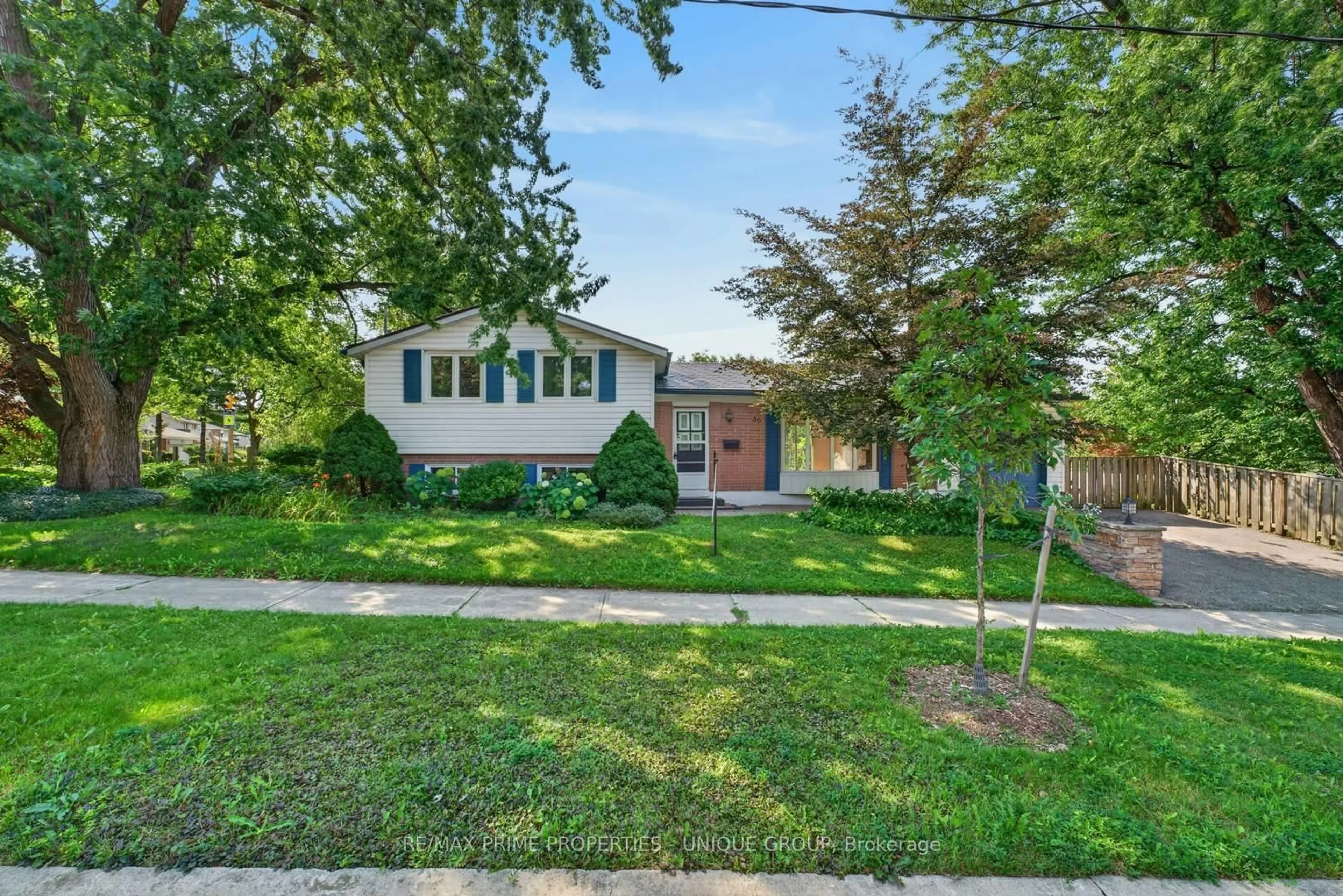 A pic from outside/outdoor area/front of a property/back of a property/a pic from drone, street for 36 Dallington Dr, Toronto Ontario M2J 2G3