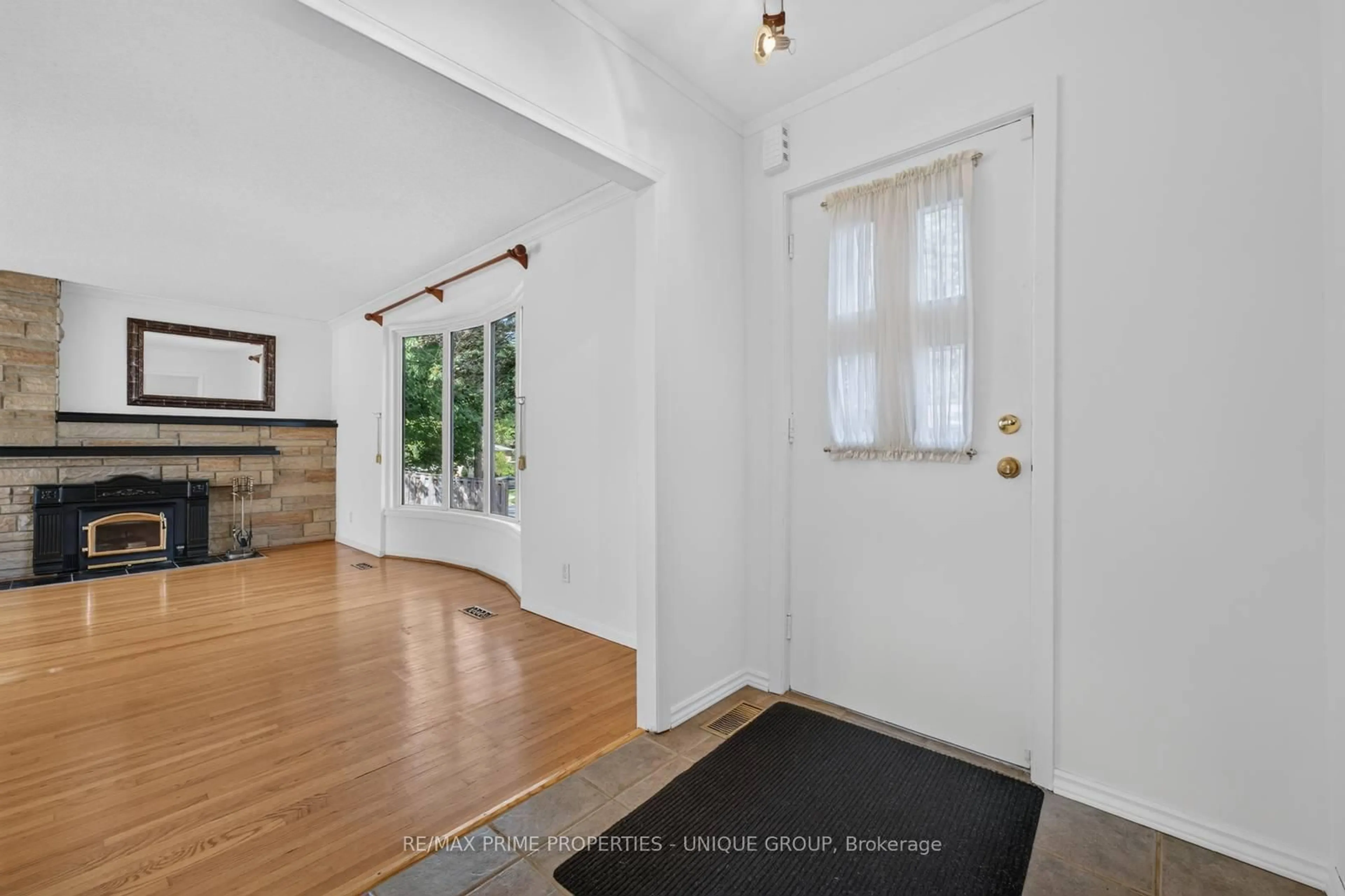 Indoor entryway for 36 Dallington Dr, Toronto Ontario M2J 2G3