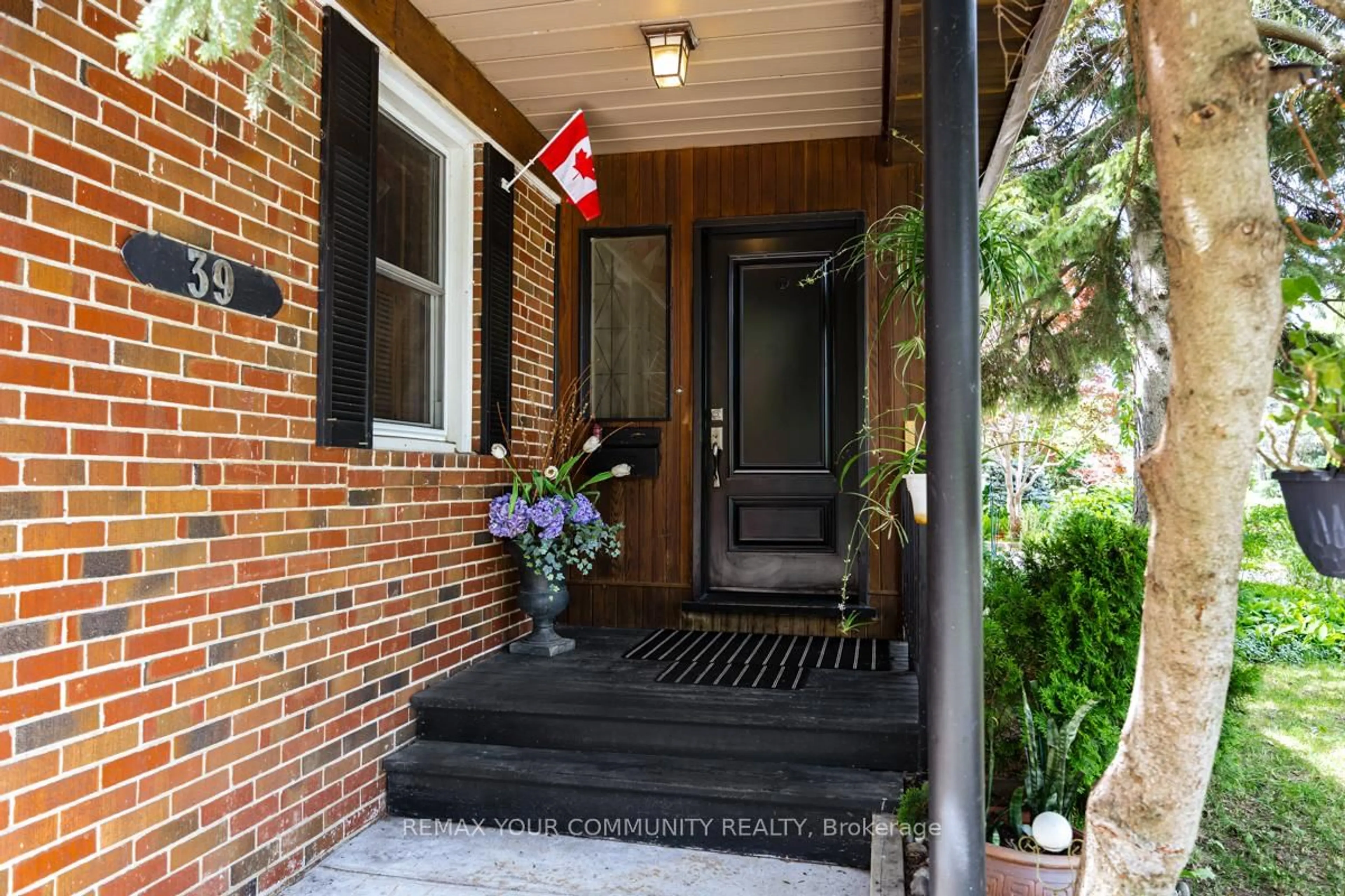 Indoor entryway for 39 Cadillac Ave, Toronto Ontario M3H 1S3
