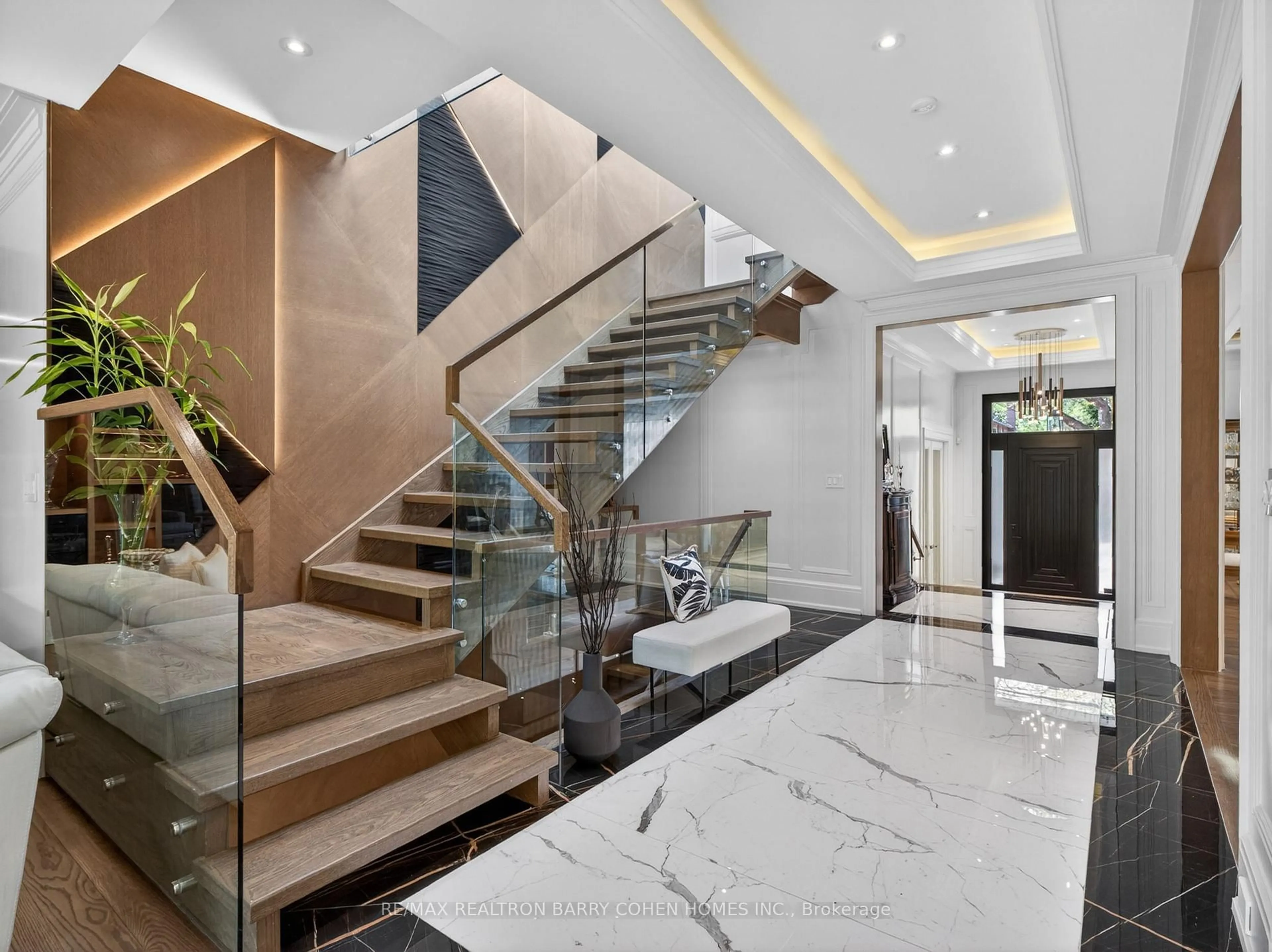 Indoor foyer for 205 Northwood Dr, Toronto Ontario M2M 2K5