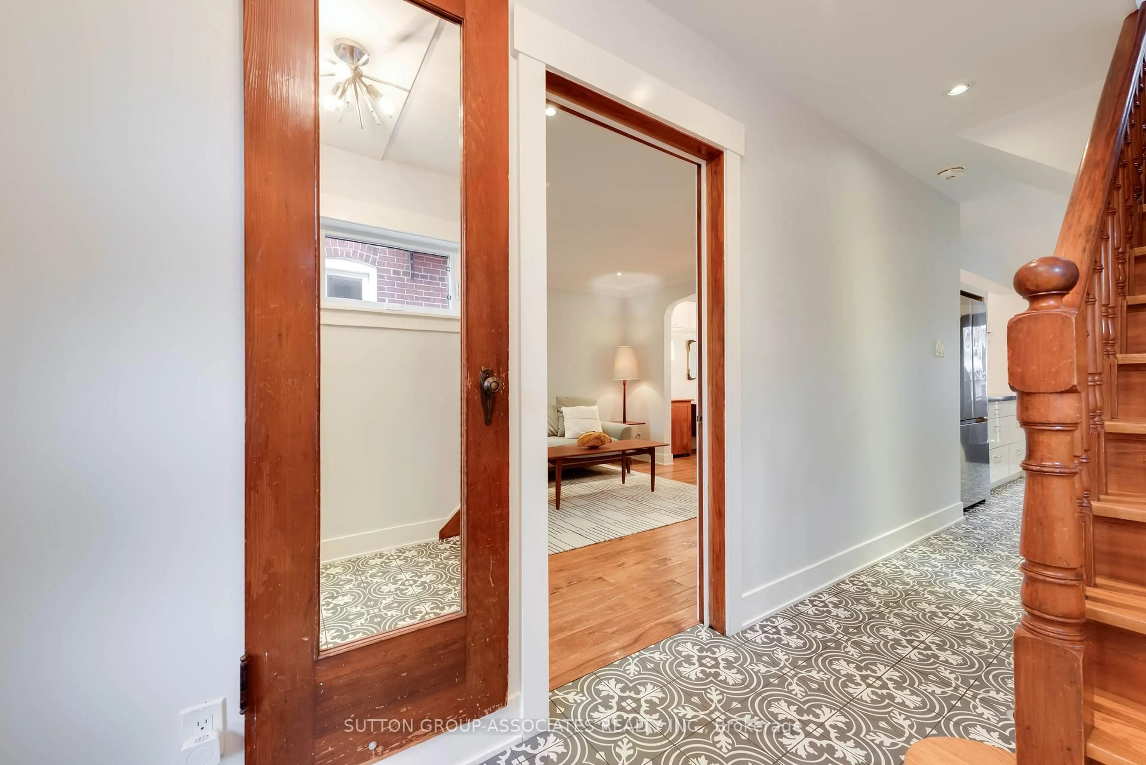 Indoor entryway for 18 Earnscliffe Rd, Toronto Ontario M6E 1J5