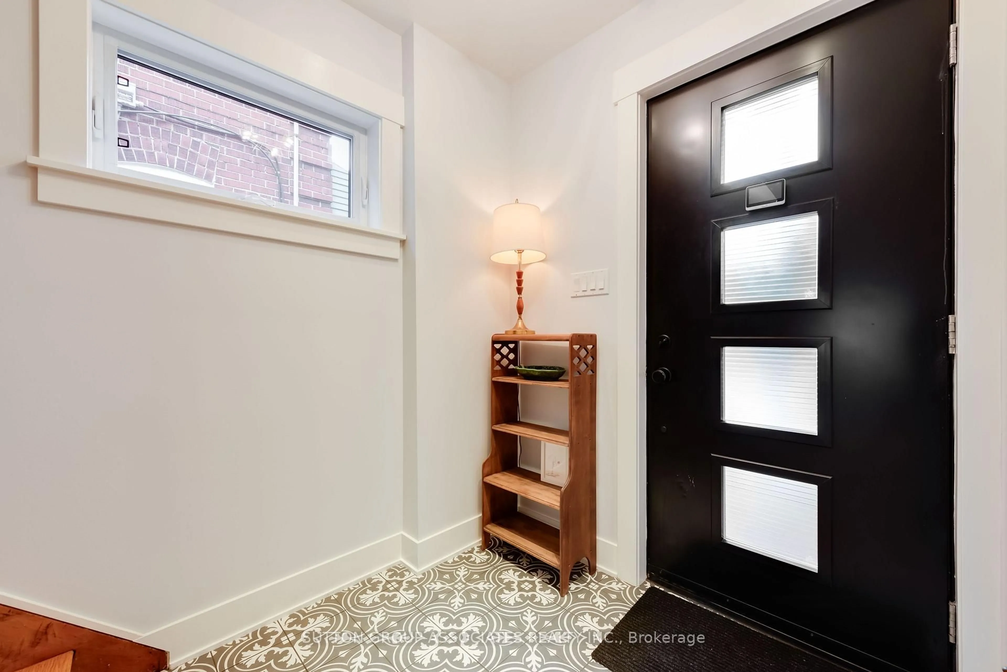 Indoor entryway for 18 Earnscliffe Rd, Toronto Ontario M6E 1J5