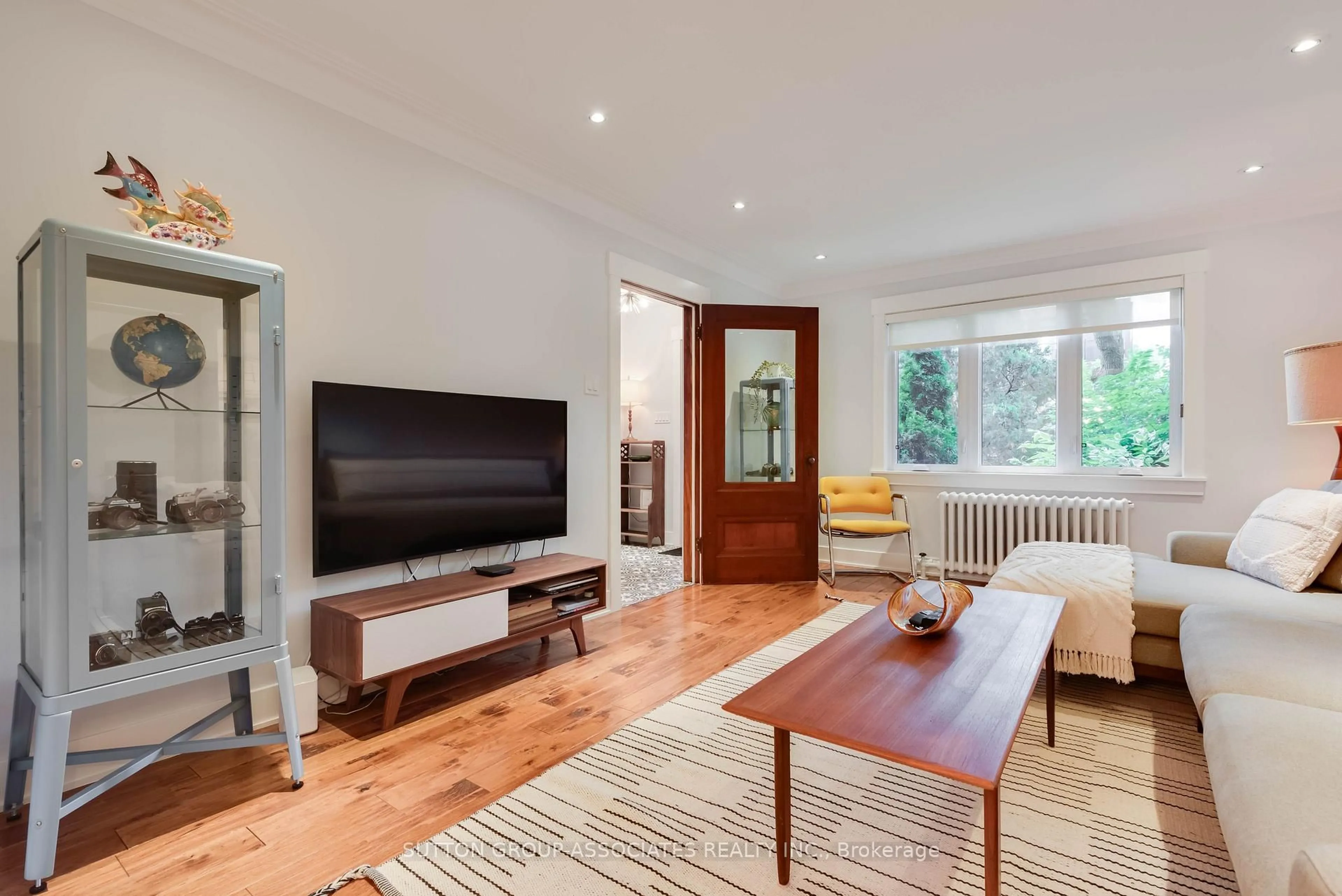 Living room with furniture, wood/laminate floor for 18 Earnscliffe Rd, Toronto Ontario M6E 1J5