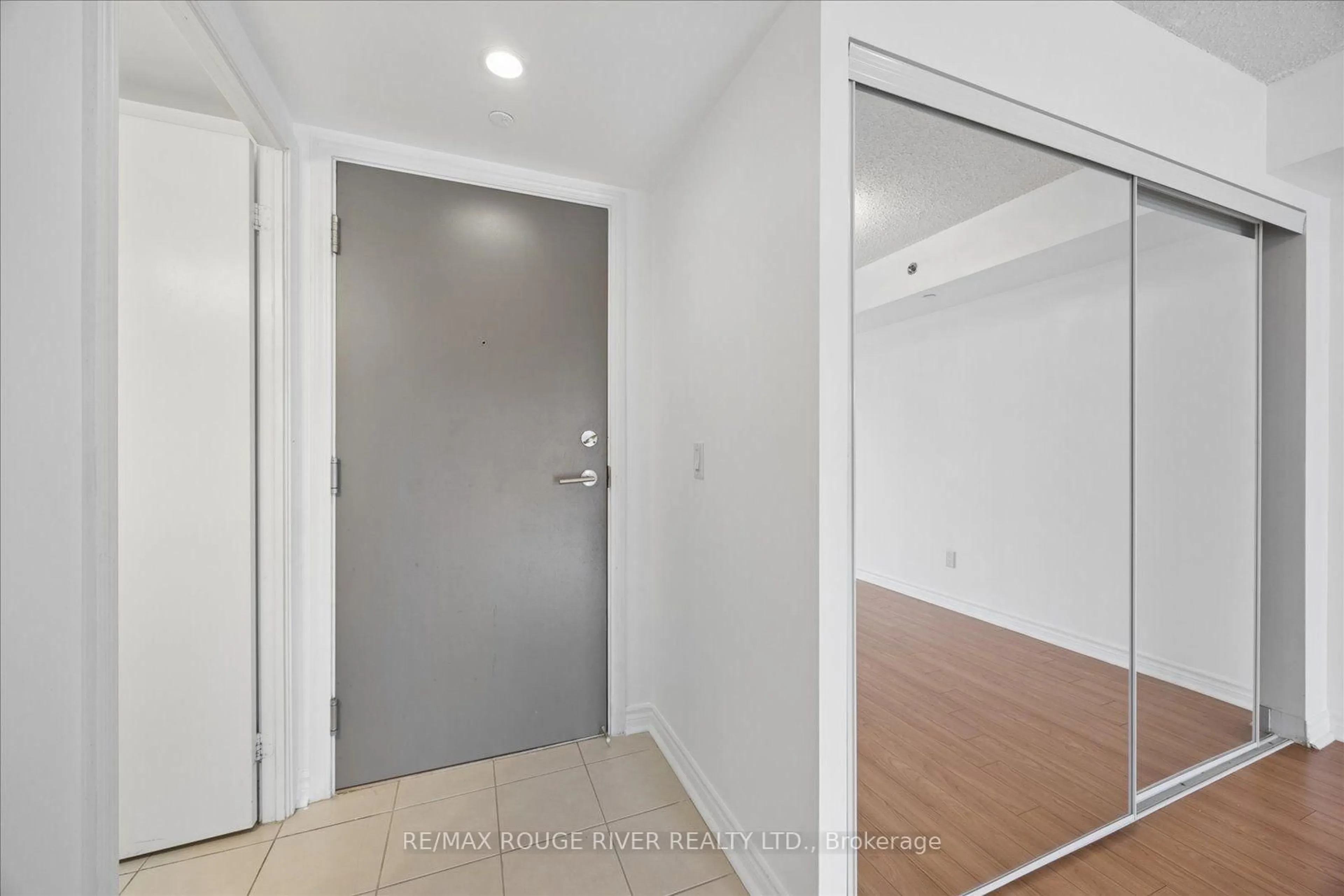 Unknown for 35 Saranac Blvd #330, Toronto Ontario M6A 2G4