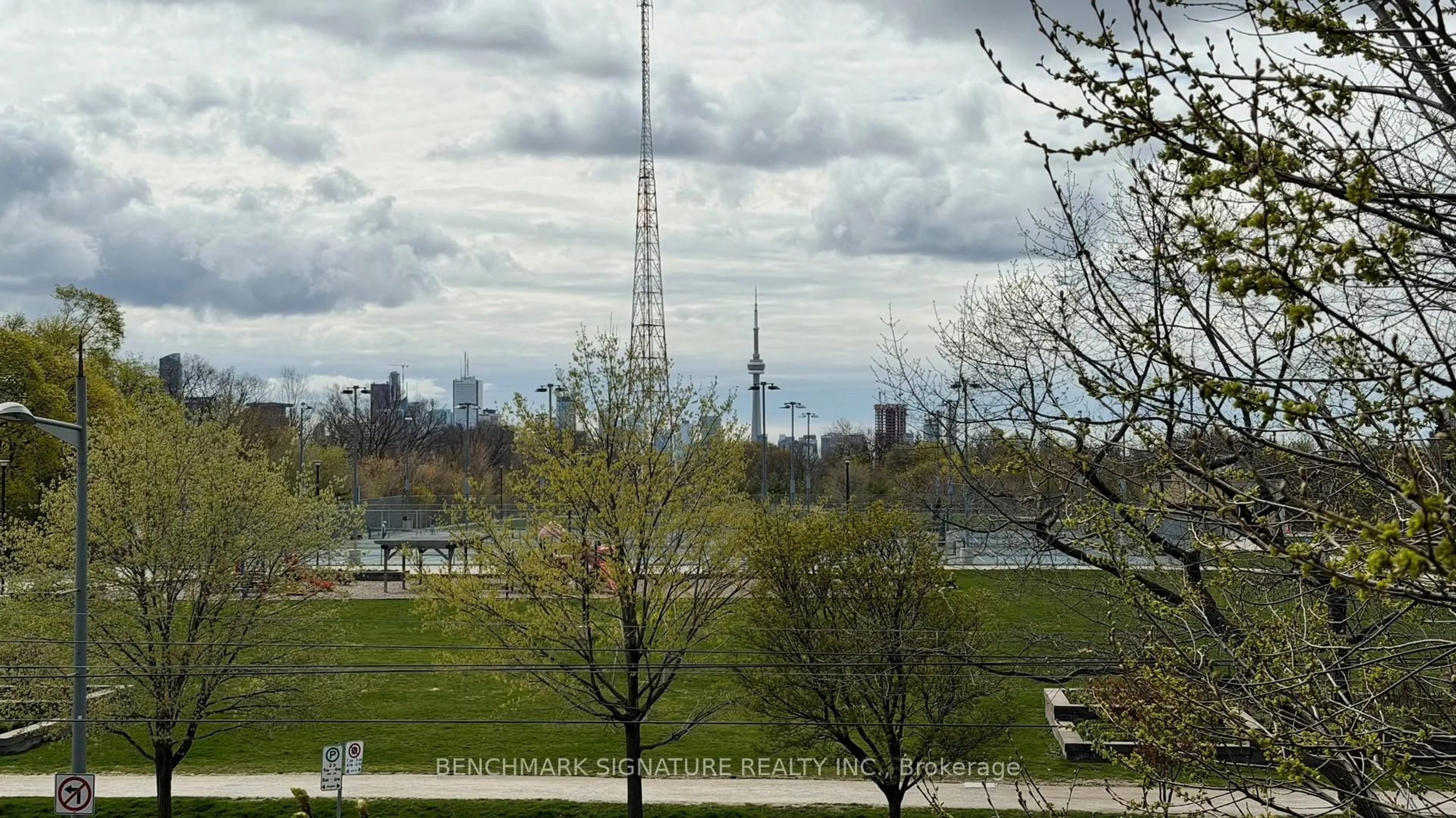 Blurry image for 6 Parkwood Ave #Th106, Toronto Ontario M4V 0A3