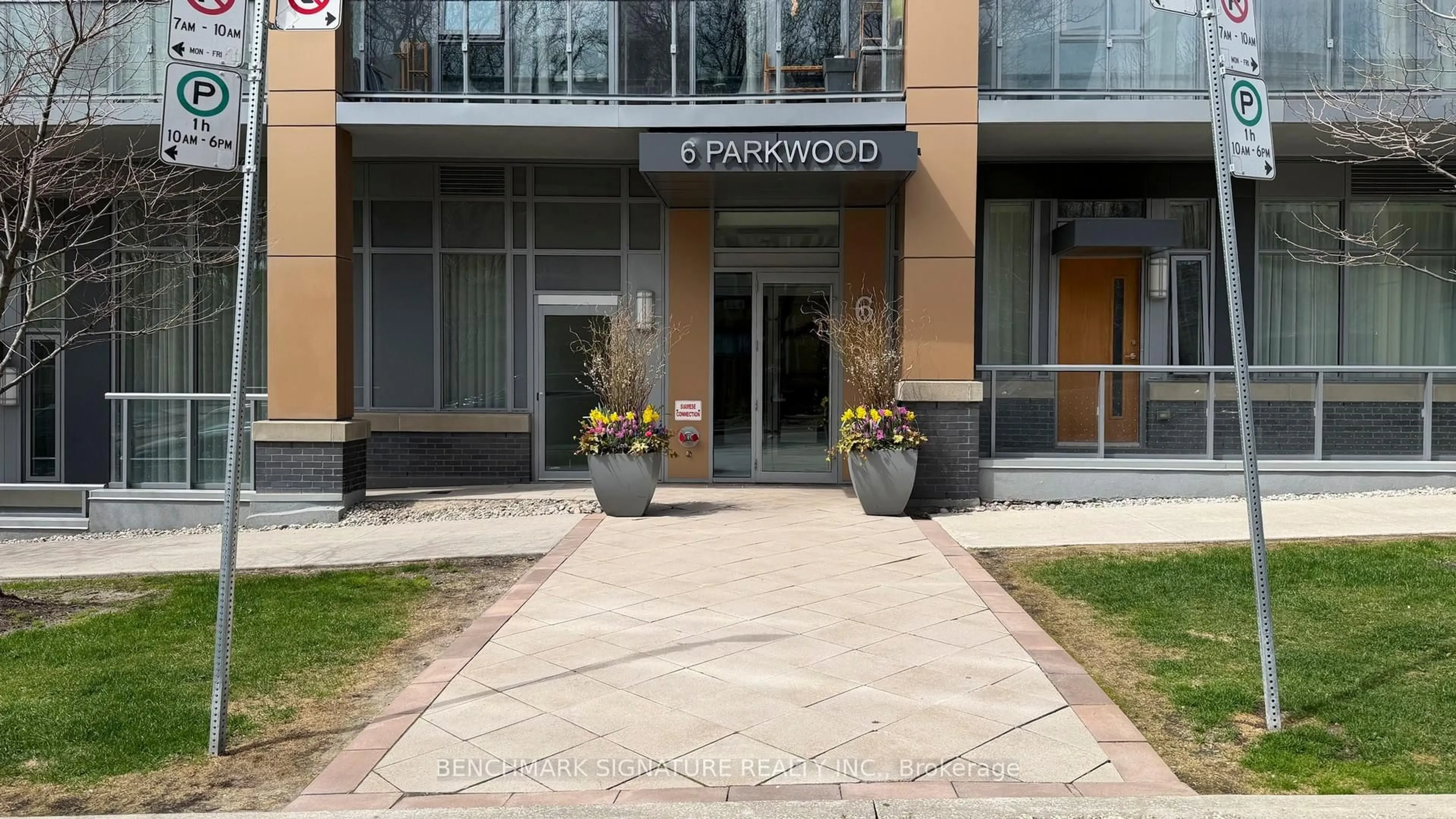 Indoor foyer for 6 Parkwood Ave #Th106, Toronto Ontario M4V 0A3