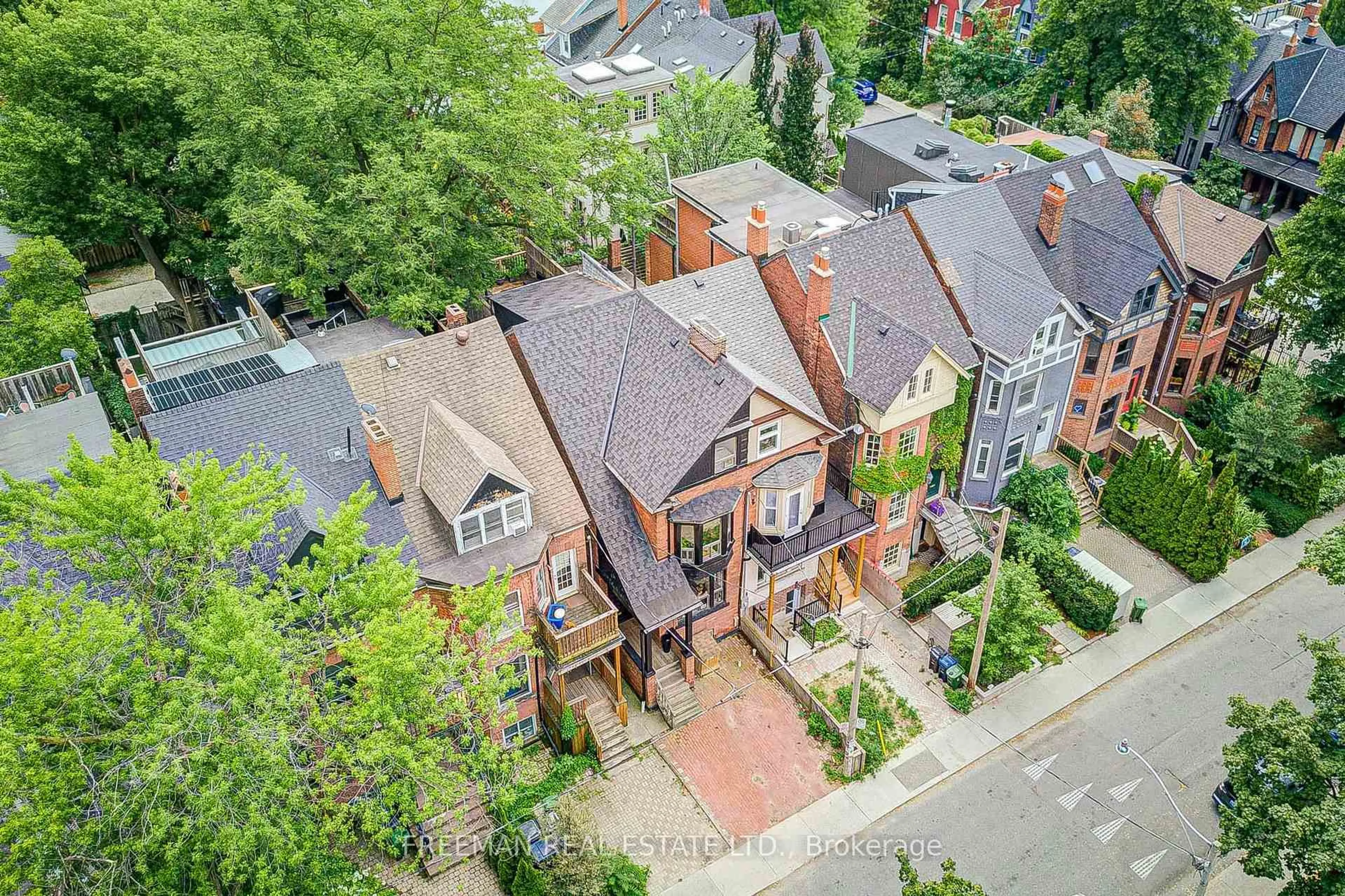 A pic from outside/outdoor area/front of a property/back of a property/a pic from drone, city buildings view from balcony for 63 Sussex Ave, Toronto Ontario M5S 1J8