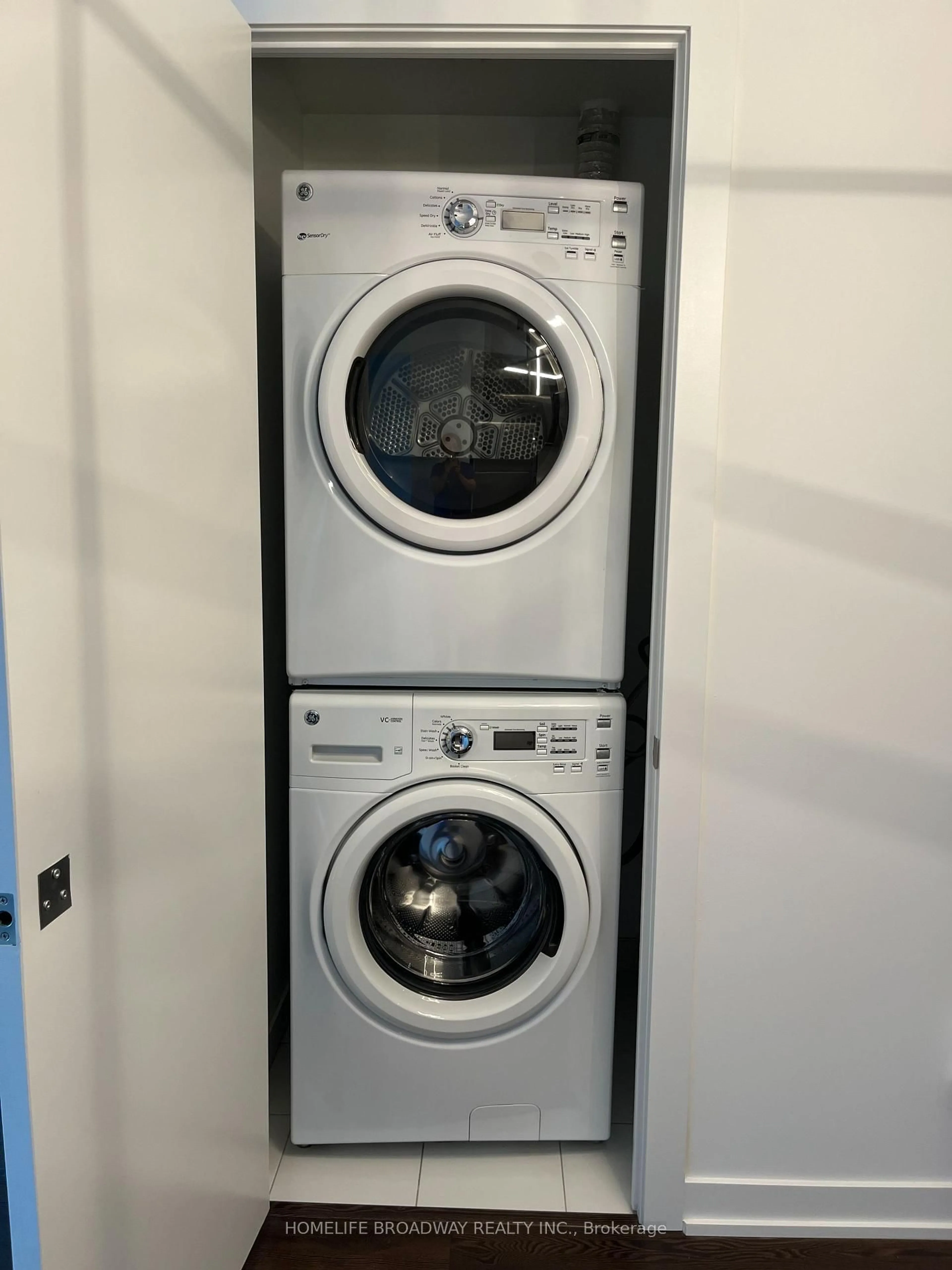 Laundry room for 20 Bruyeres Mews #519, Toronto Ontario M5V 0G8